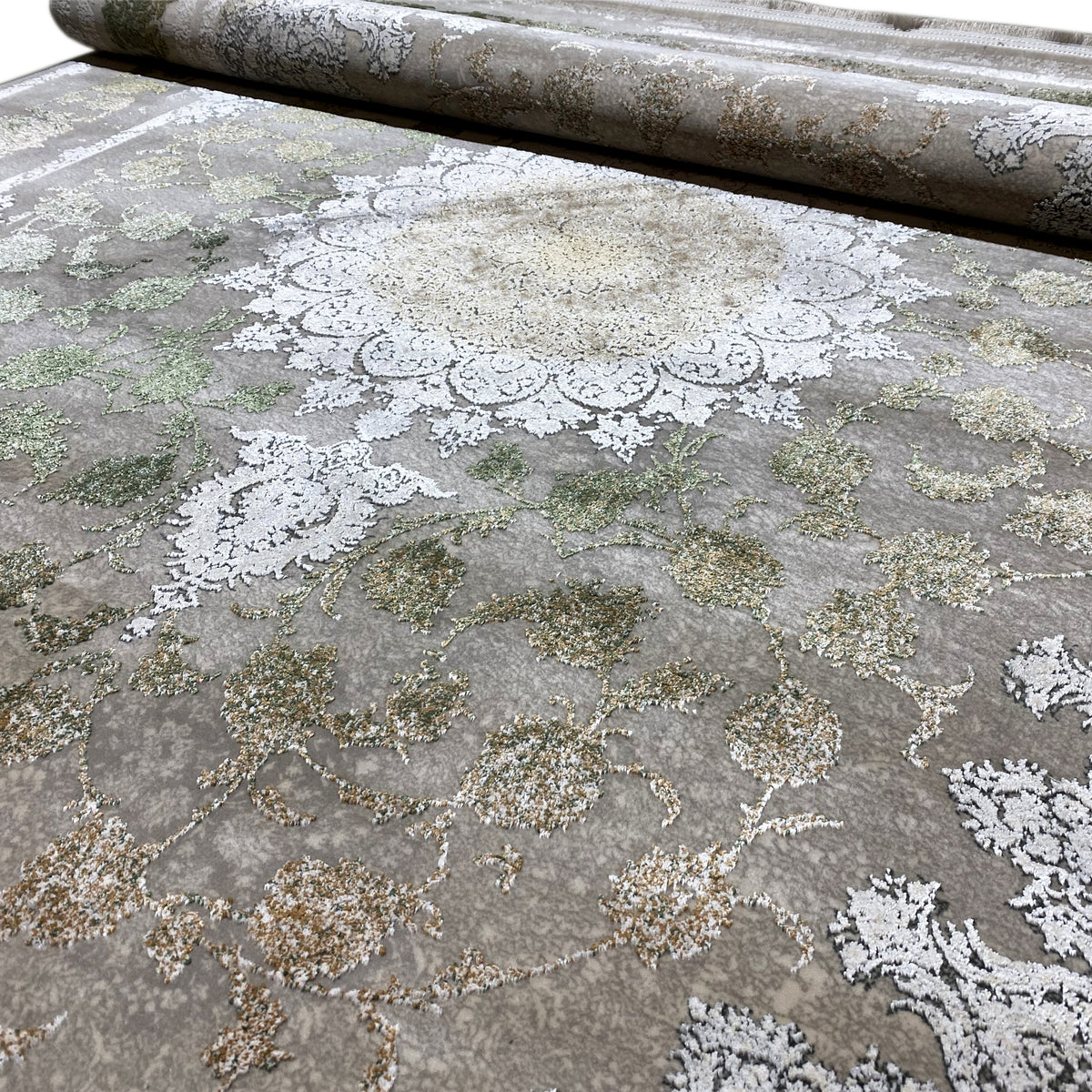 Rechteckiger Teppich mit detailreicher Ornamentfläche in Silber, Creme und Grün