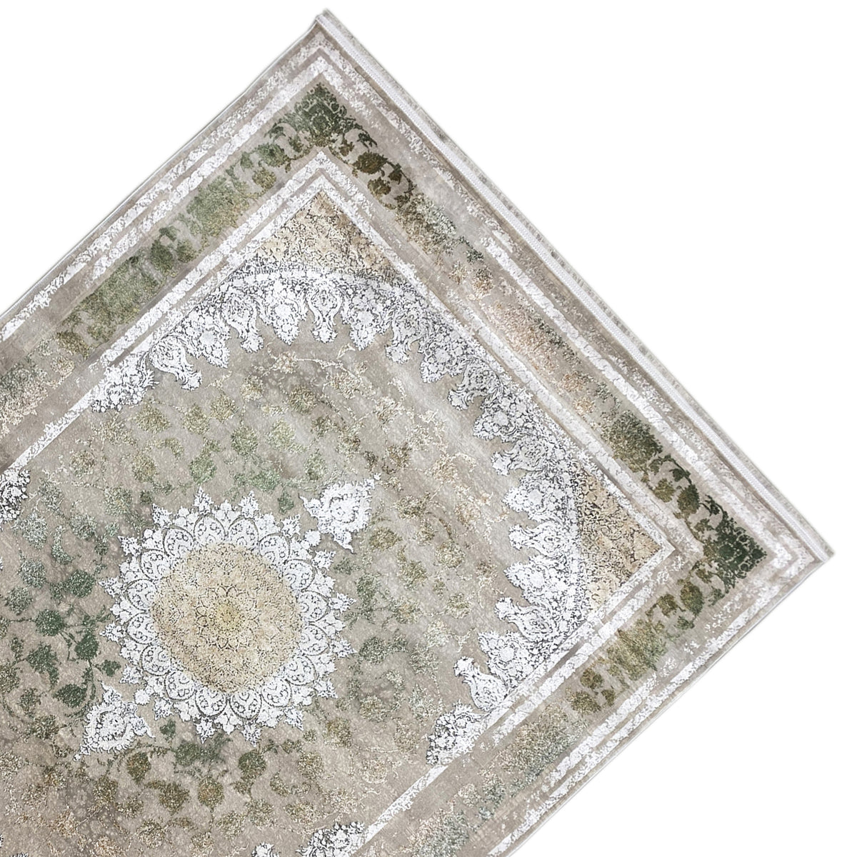 Teppich 170x240 cm, diagonale Ansicht: silbernes Ornamentband und grüne Musterbereiche