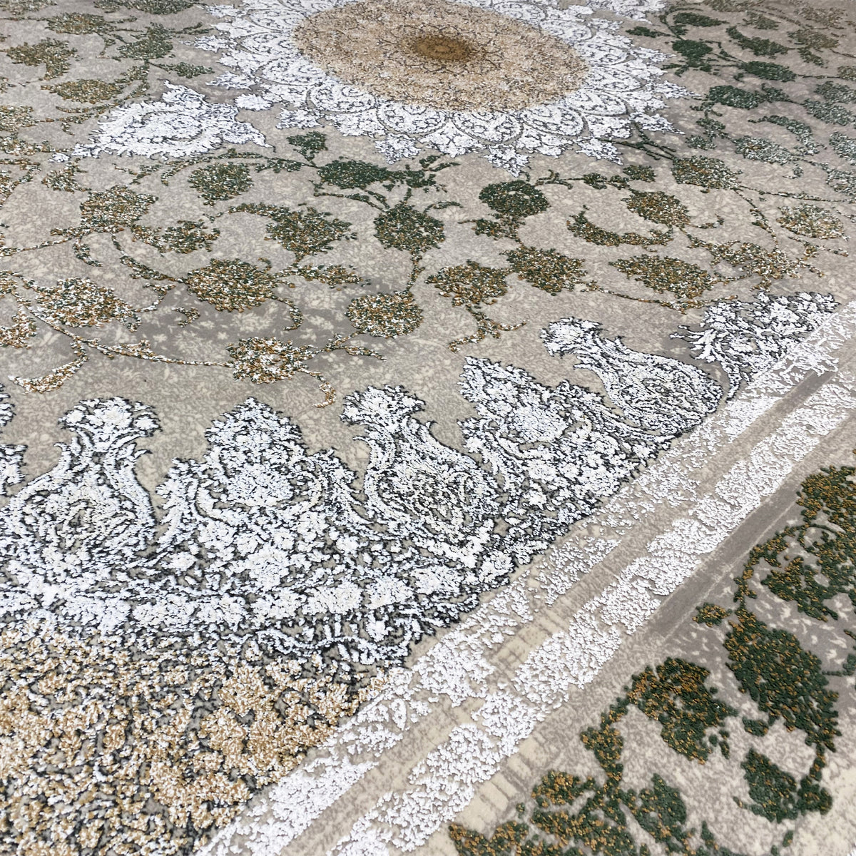 Teppich 170x240 cm, Nahansicht am Rand: silberne Barockornamente, grüne Flechtmotive