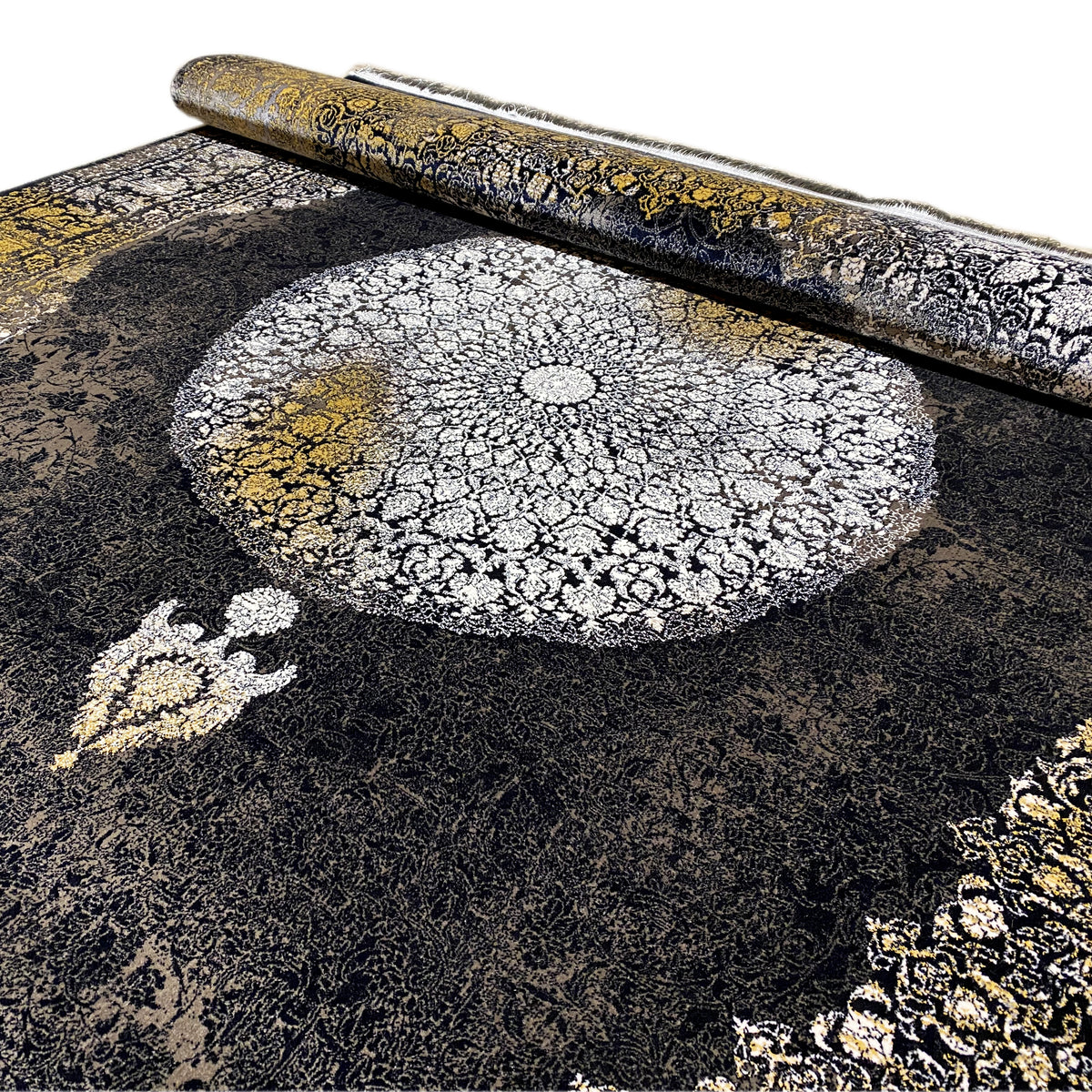Nahansicht Orientteppich: silbernes Medaillon mit goldgelben Highlights und schwarze Florstruktur