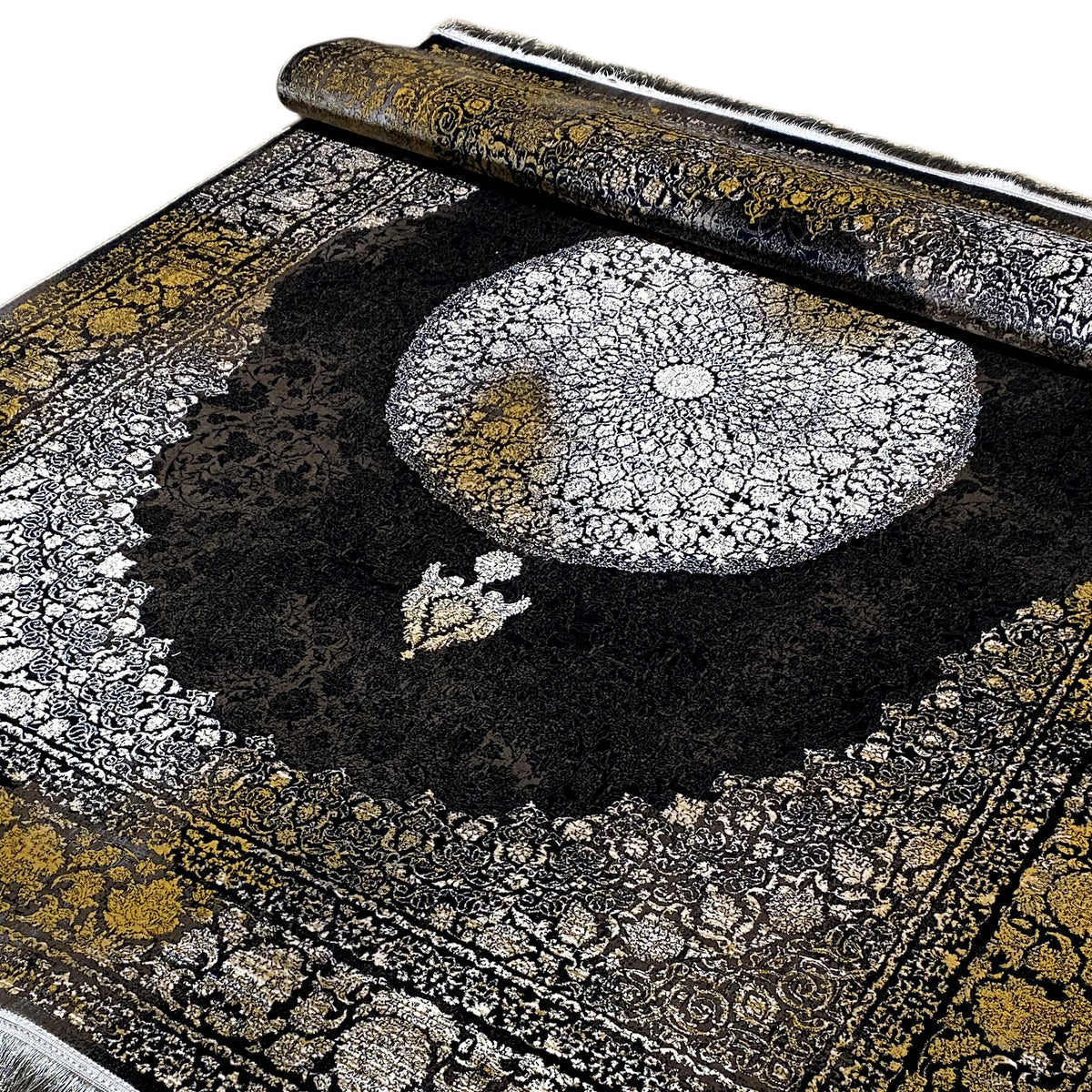 Nahansicht Orientteppich: großes silbernes Medaillon, schwarze Fläche, goldfarbene Bordüren
