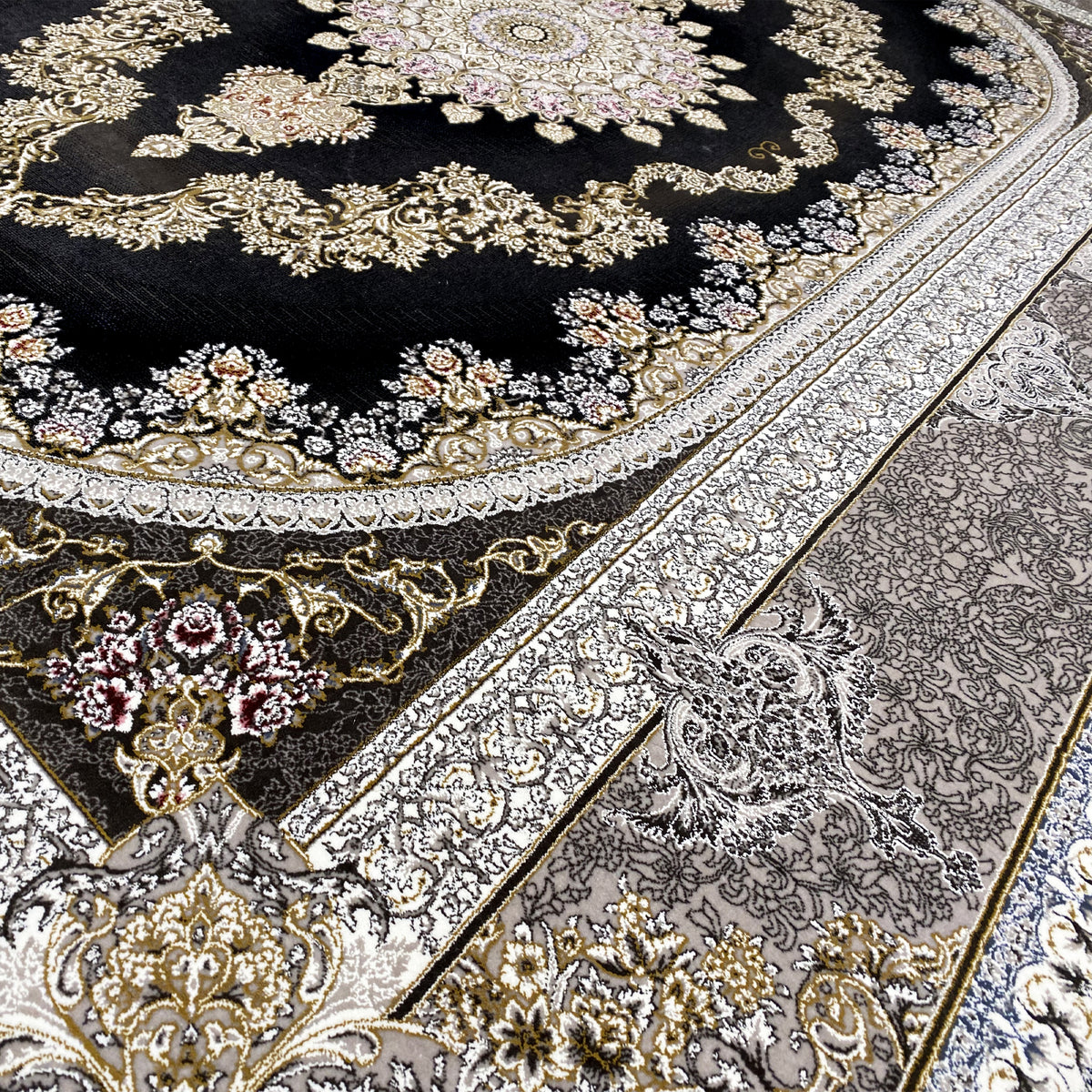 Nahansicht Teppich: florale Gold- und Silberelemente auf schwarzem Grund