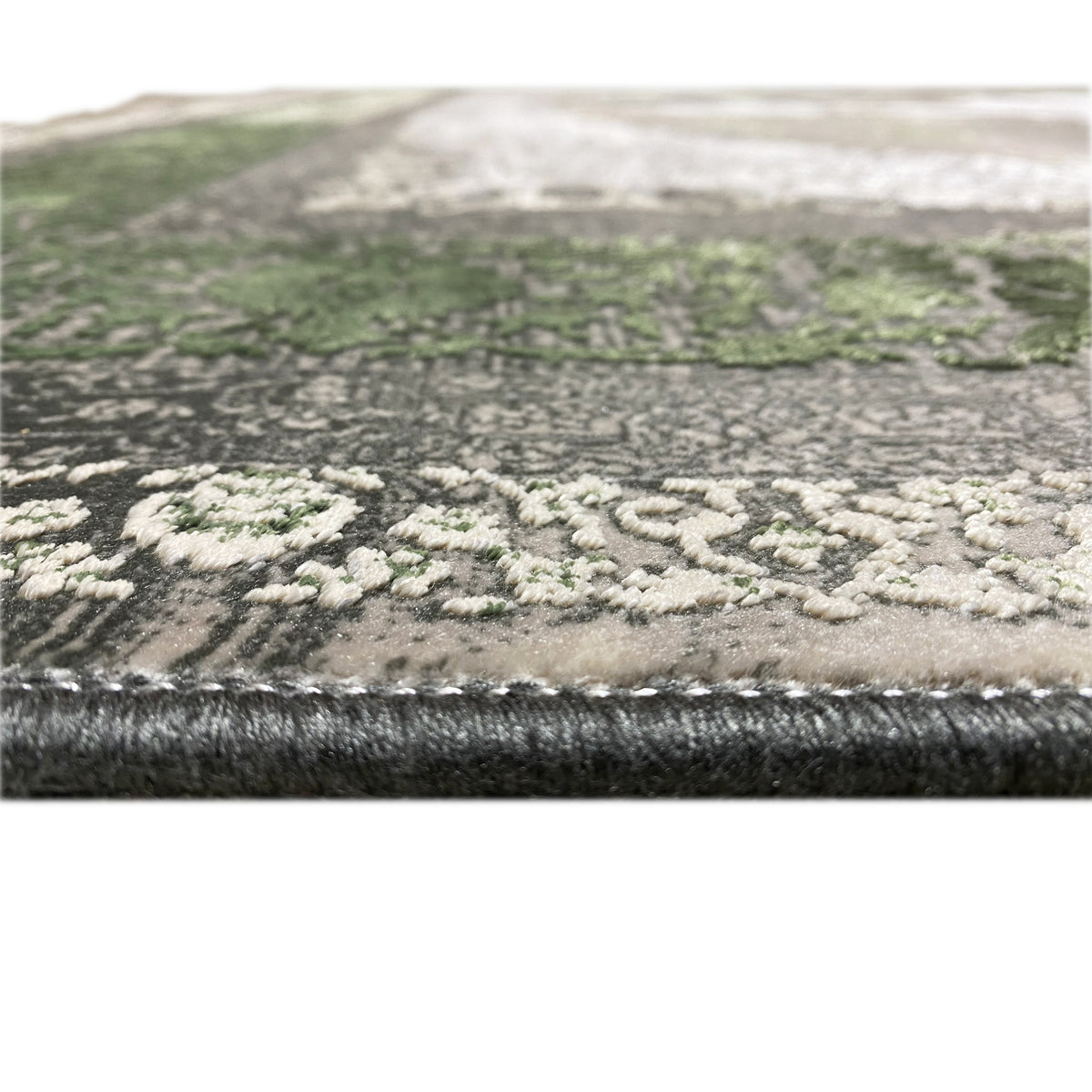 Waldgeist Teppich 170x240 cm Detail der Kante: dunkler Saum mit mehrfarbiger Florstruktur