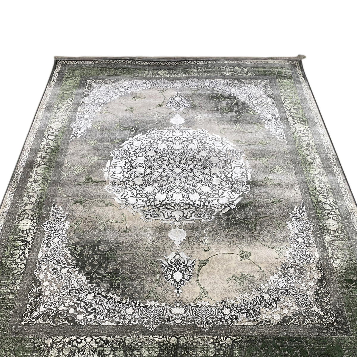 Waldgeist Teppich 170x240 cm Nahansicht mit Bordüre: grünlich-gedämpfte Fläche, helle Ornamente
