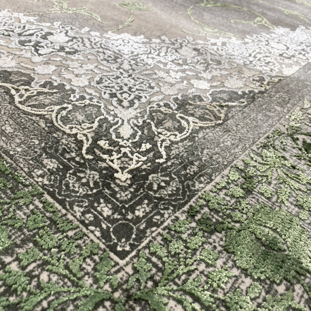 Waldgeist Teppich 170x240 cm Detailansicht: kontrastreiche Ornamente in Grün und Creme