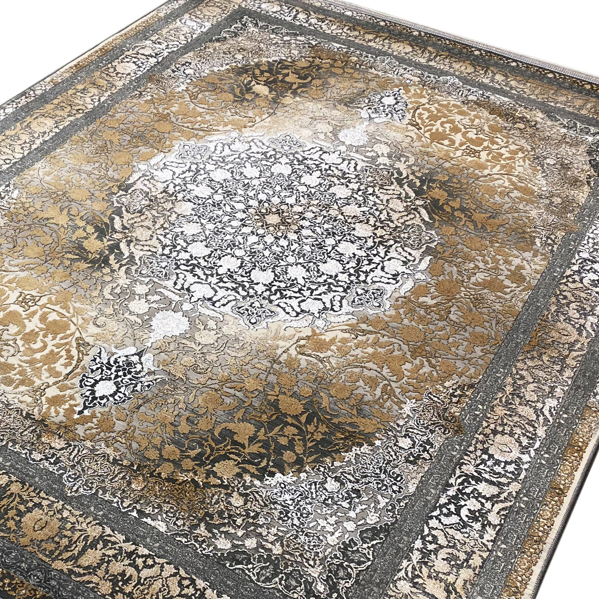Nahansicht Teppich: filigranes Ornamentmuster in Creme, Gold, Silber und Dunkelgrau.