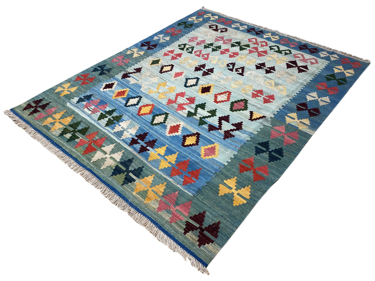 Quadratischer Kelim-Teppich in Blau mit buntem Kreuz- und Rautenmuster, Eckfransen