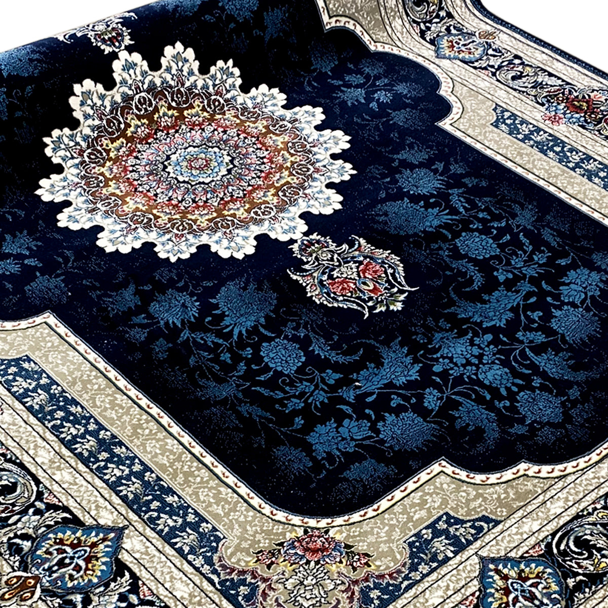Detailansicht: marineblauer Teppich mit Medaillon, Barockornamenten und Bordüre