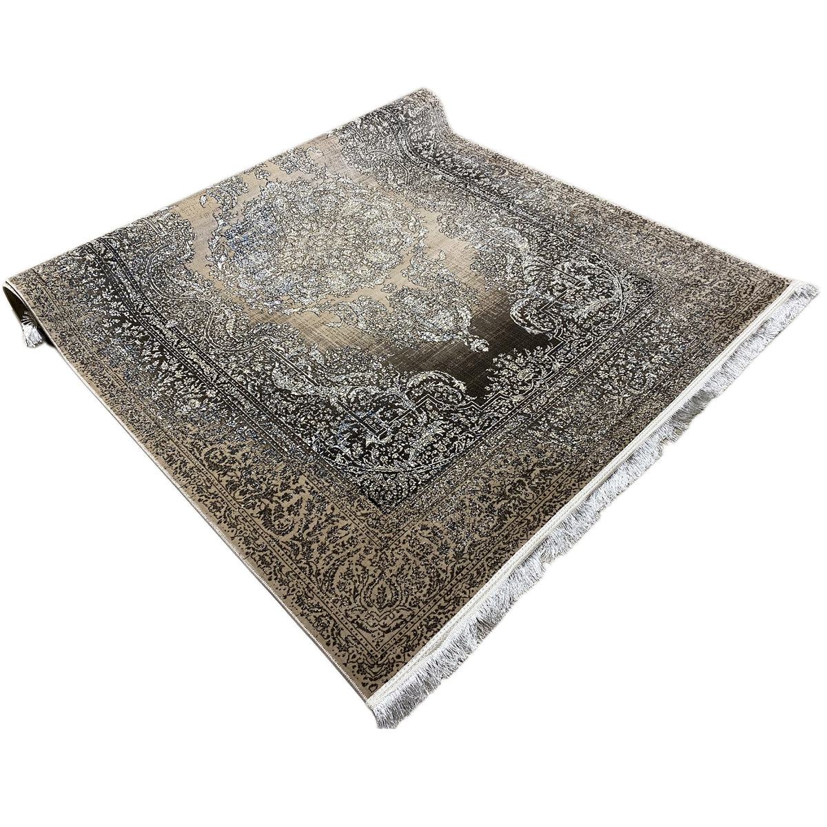 Teppich 170x240 cm von der Seite schräg: silbernes Medaillon, dunkler Rahmen, Fransen