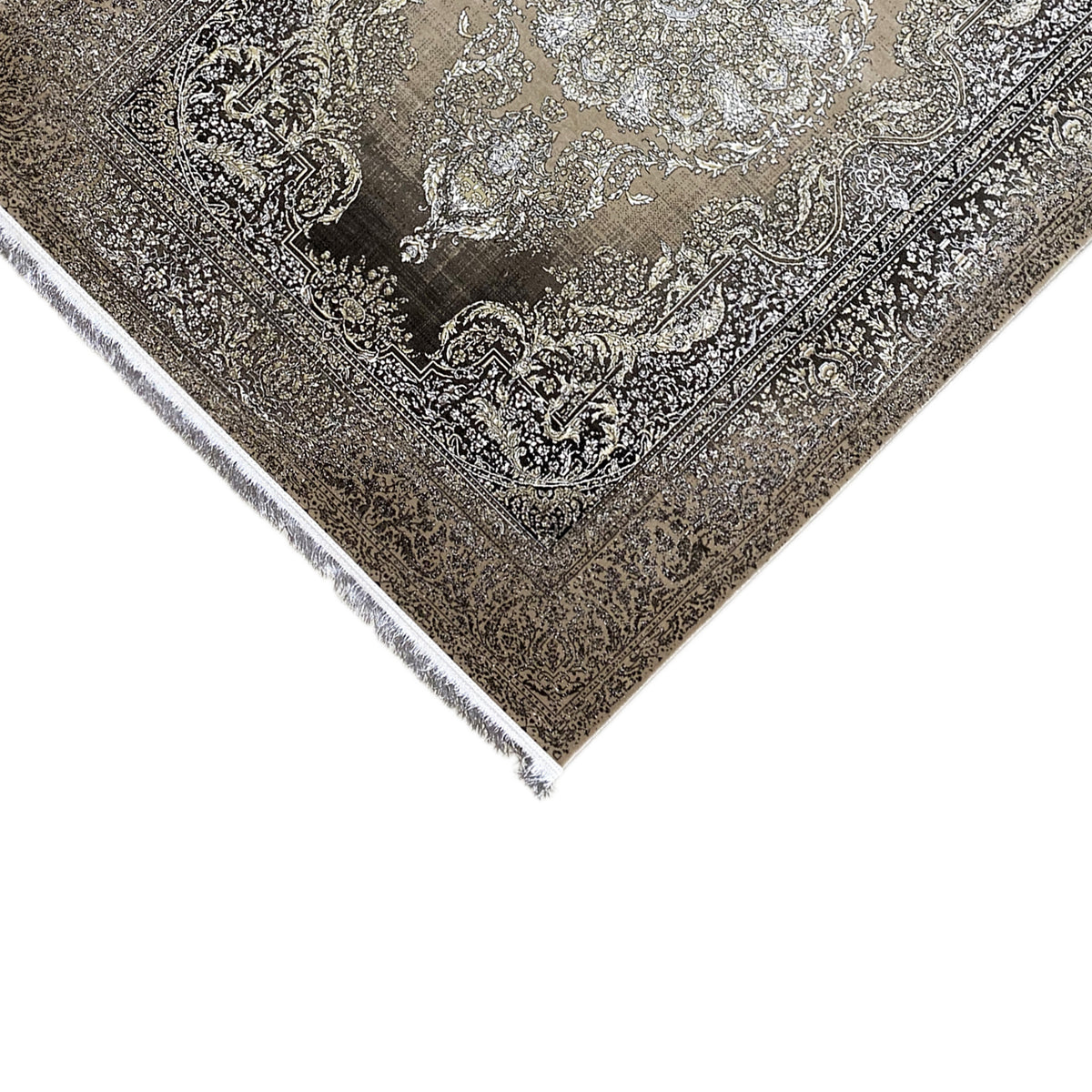 Teppich-Ecke im Detail: silbernes Medaillon, dunkles Muster, eingefasster Rand