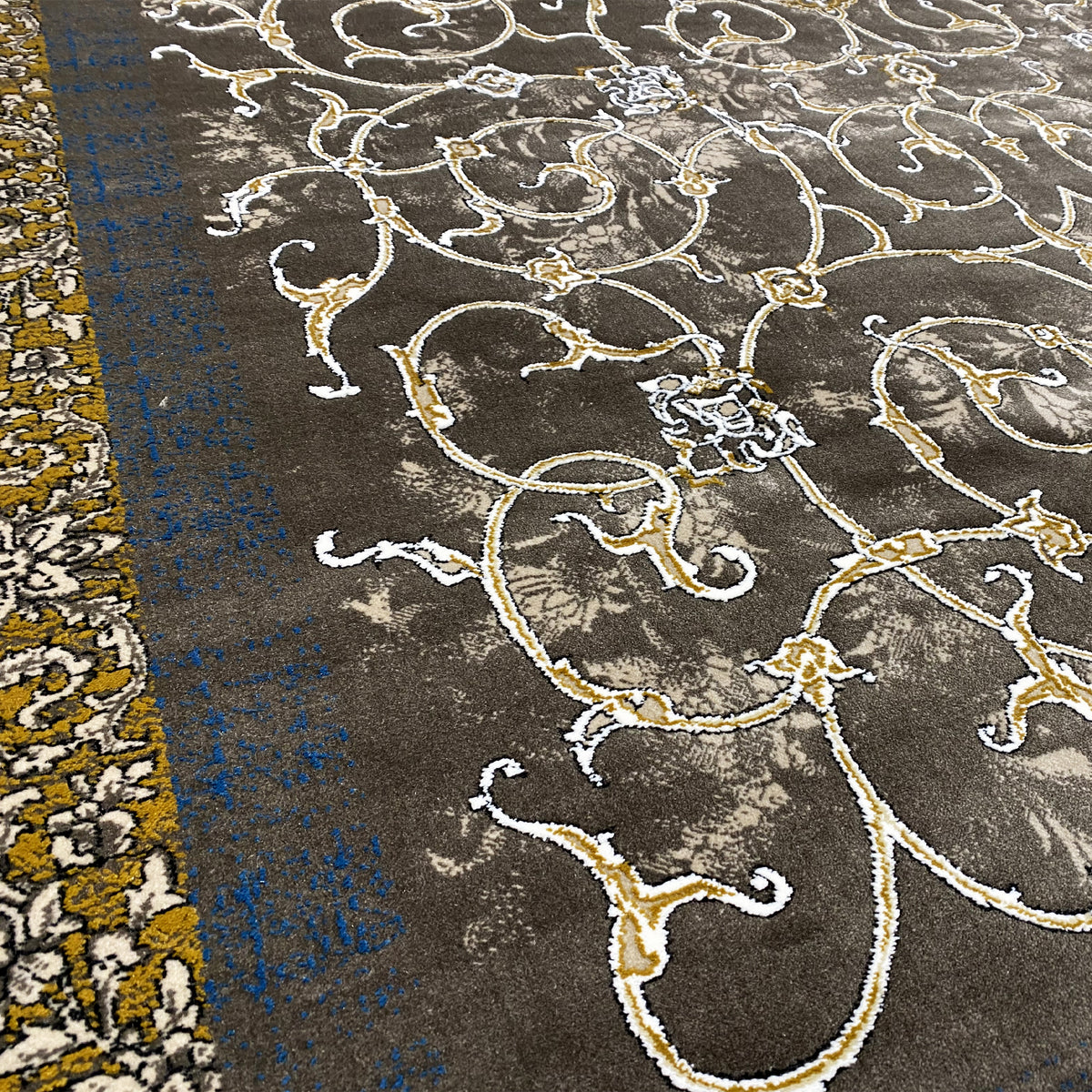 Dunkler Teppich mit goldener Weinranke, 170x240 cm