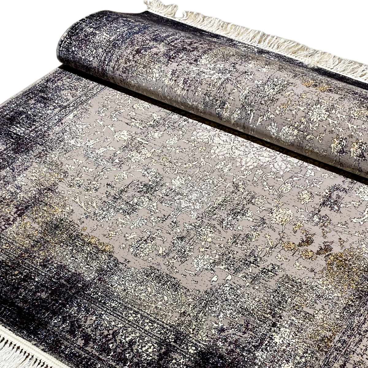 Zusammengerollter Vintage-Teppich mit Ornamentmuster in Grau, beiger Fransenabschluss oben