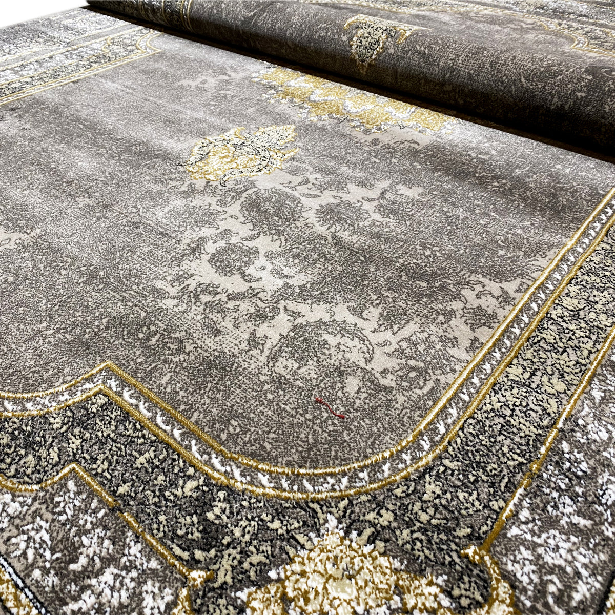 Teppich 170x240 cm, Nahansicht: geschwungene Bordüre in Gold auf grauem Vintage-Design