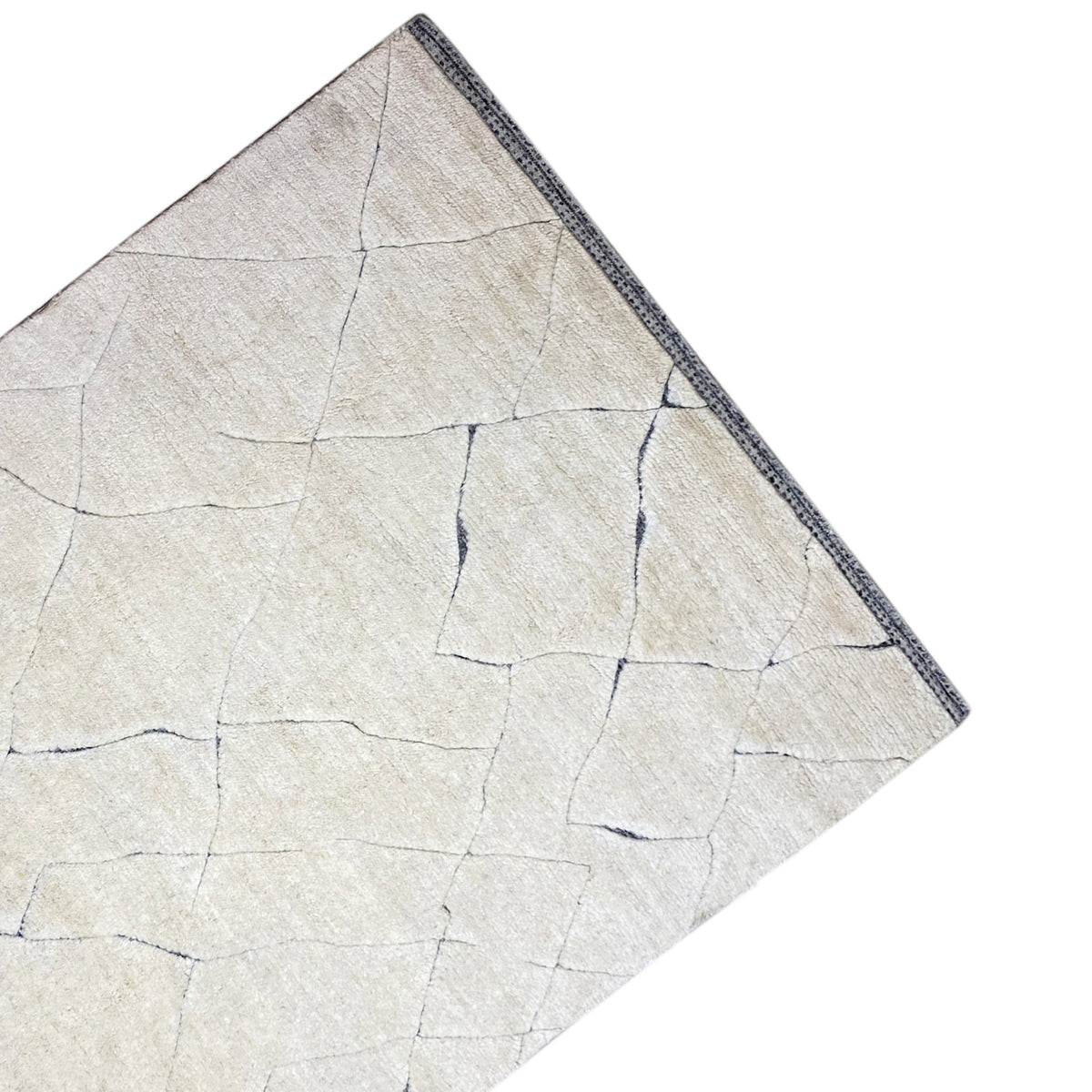 Flacher Teppich in hellem Creme mit feinen blauen Linien und Zierkante