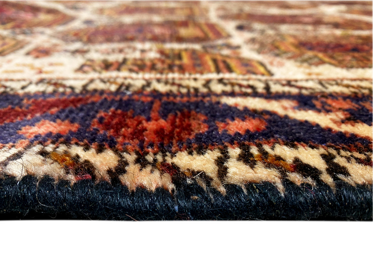 Shahre Babak-Teppich 154x105 cm Nahaufnahme: Flor mit blauem und rot gemustertem Streifen