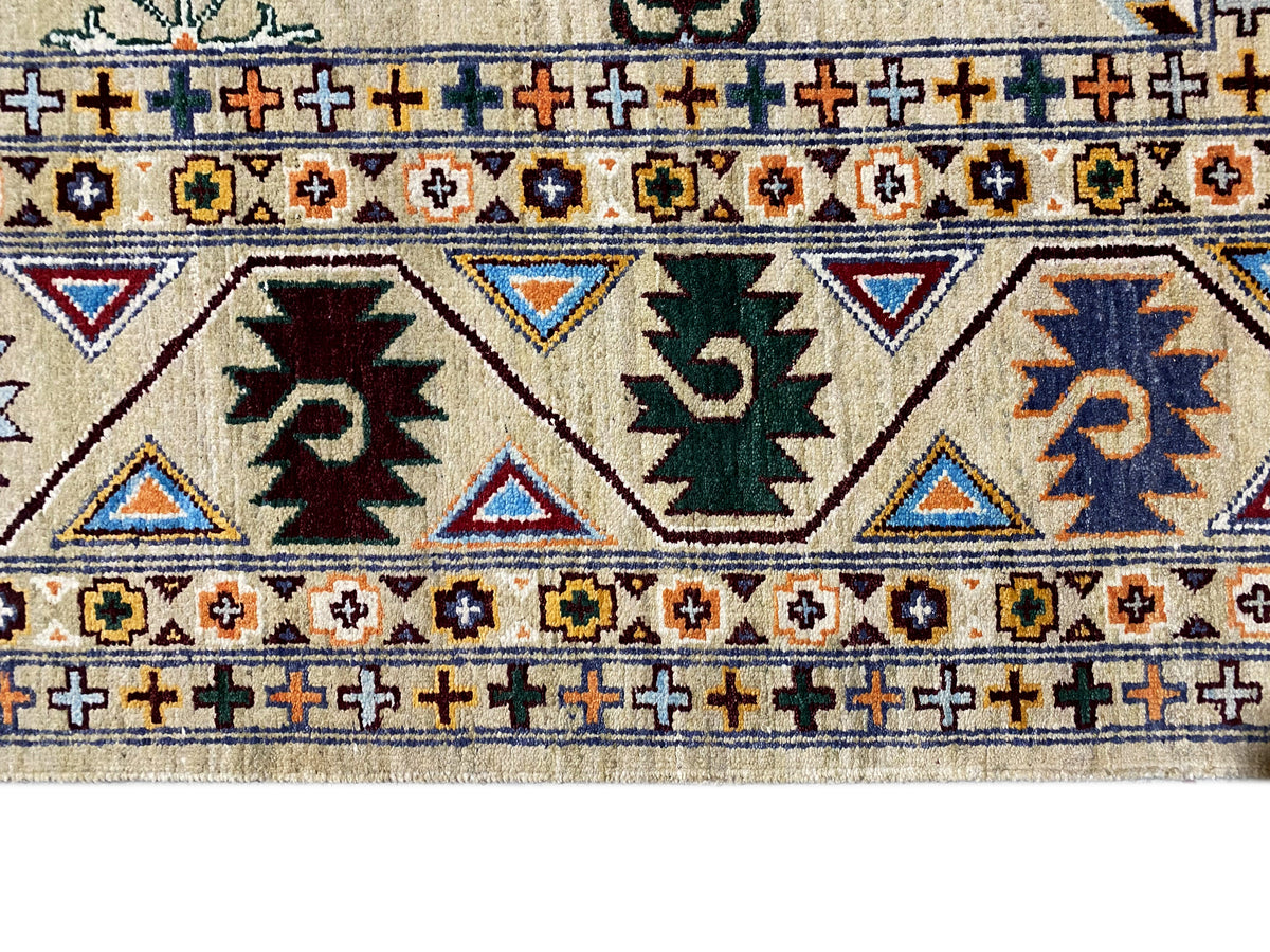 Indo-afghanischer Teppich Detail: geometrische Ornamente, kräftige Blau-, Rot- und Grüntöne