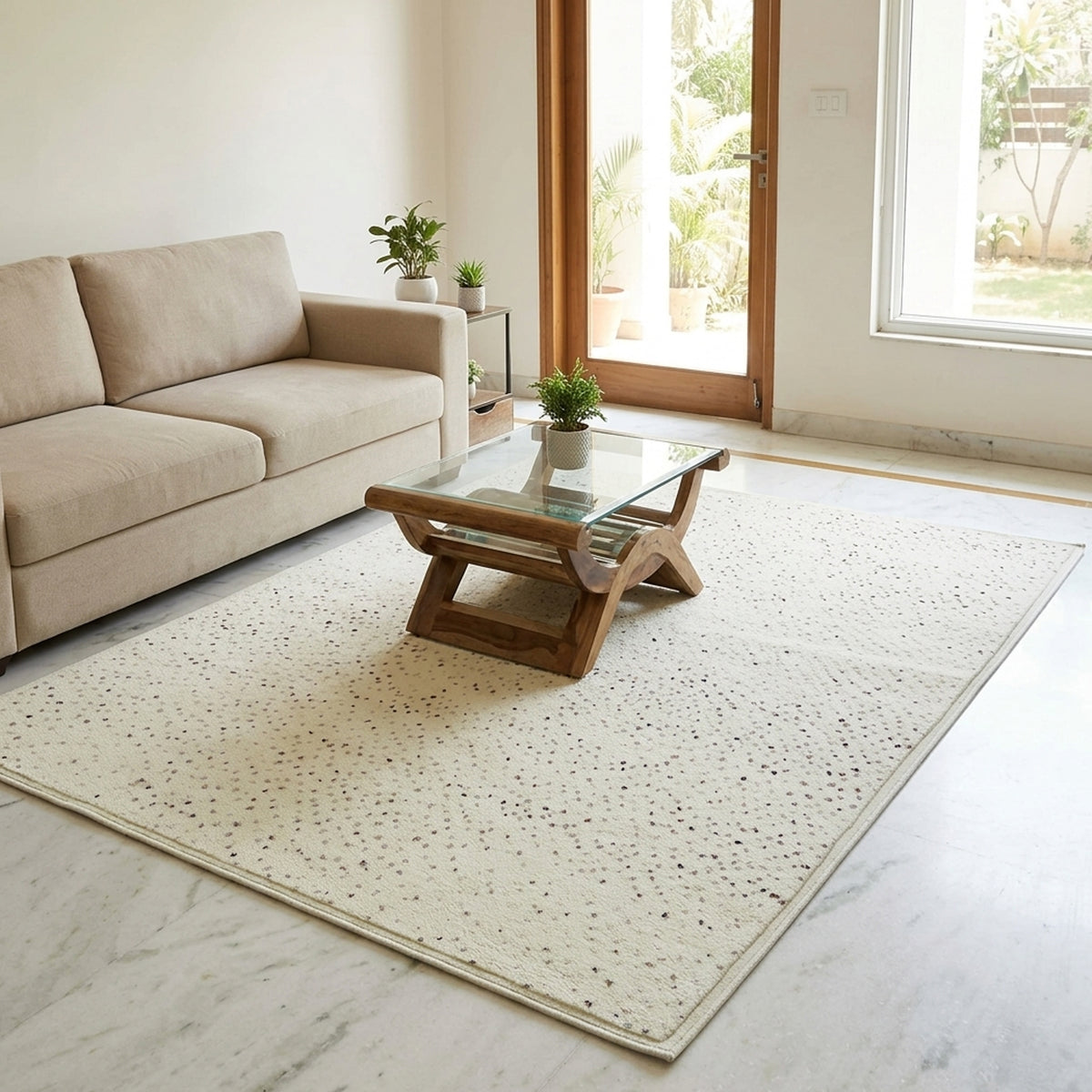 Teppich 300x250 cm cremefarben mit dunklen Sprenkeln, flach auf dem Boden verlegt