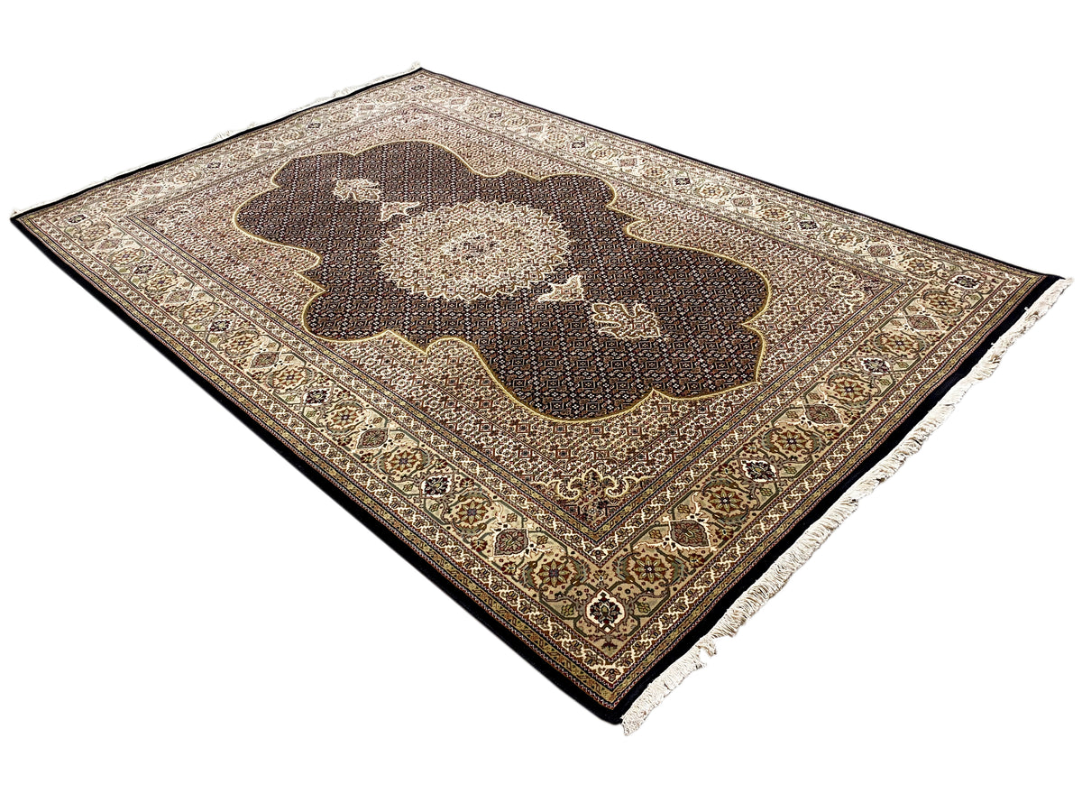 Indo Tabriz-Teppich in dunklem Braun mit beiger Bordüre und ornamentalen Linien