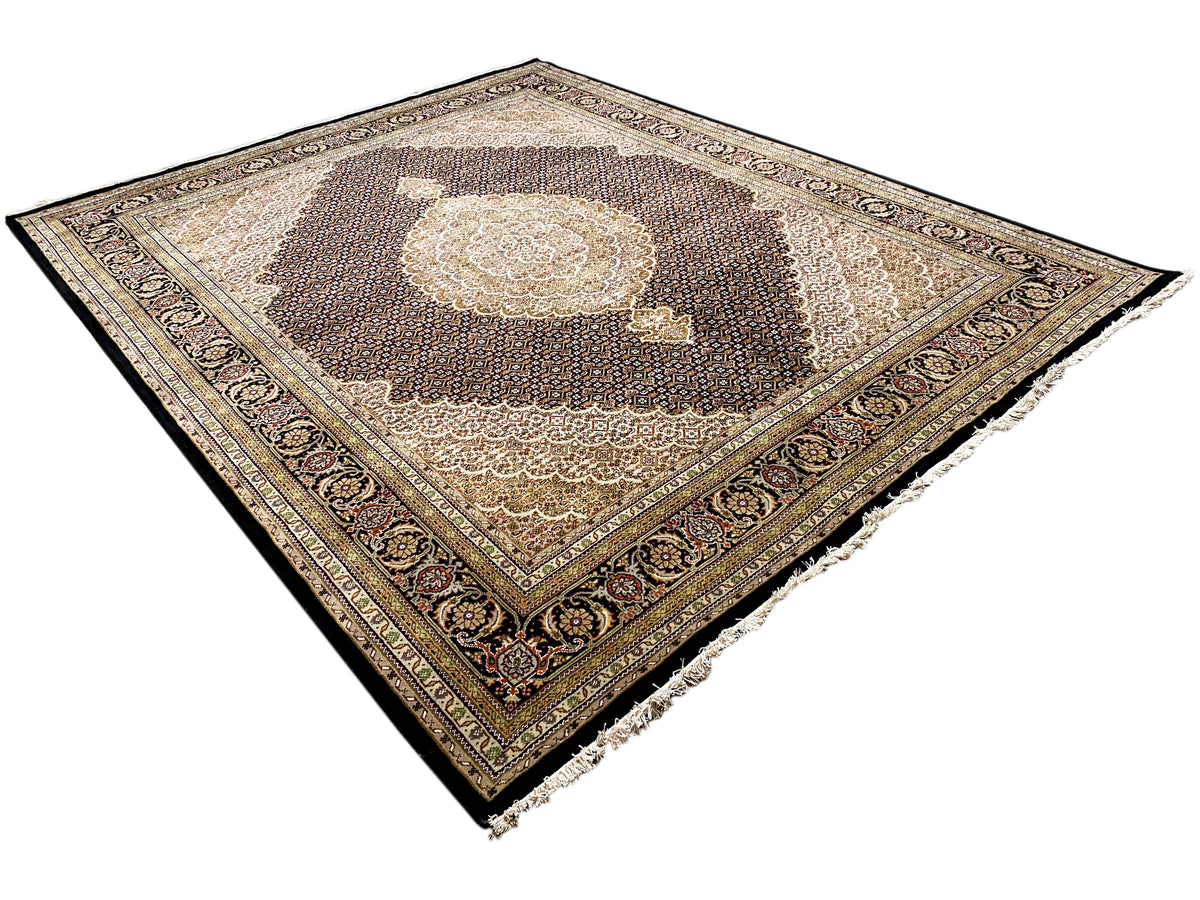 Teppich mit quadratisch gedrehtem Blick, braun-schwarzer Grund und beige florale Umrandung, Fransen
