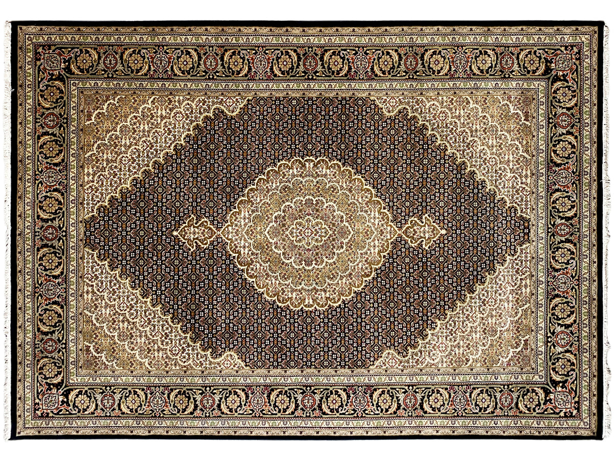 Indo Tabriz Teppich mit zentralem Medaillon, schwarz-braunem Grund und kunstvoller Bordüre