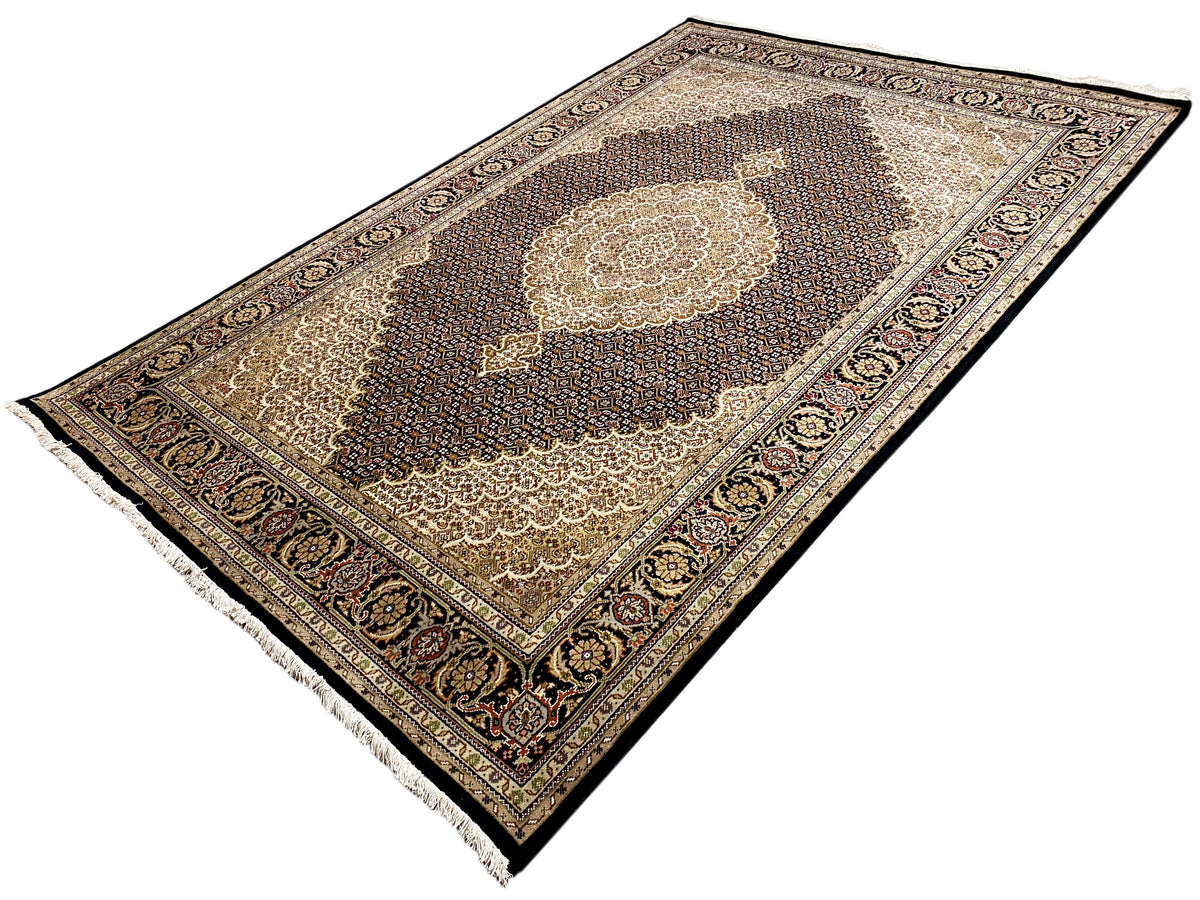 Indo Tabriz Teppich mit beigem Mittelfeld und dunkler Randbordüre, diagonal ausgebreitet