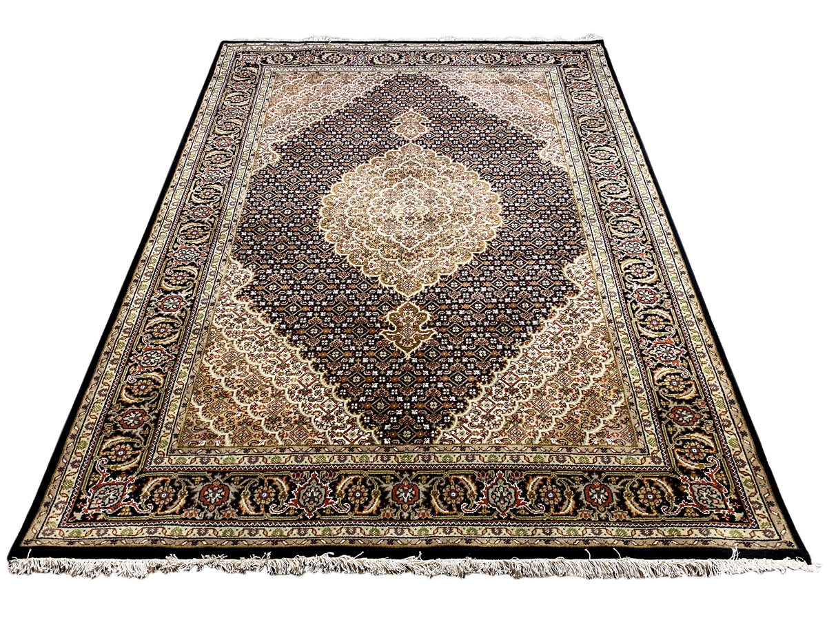 Rechteckiger Orientteppich mit Zentrumsmedaillon, fein gemustert in Beige, Braun und Dunkelgrau