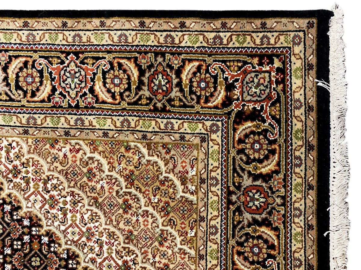 Teppichdetail: Ornamentbordüre und Medaillon, mehrfarbige Muster, Rand mit Fransen