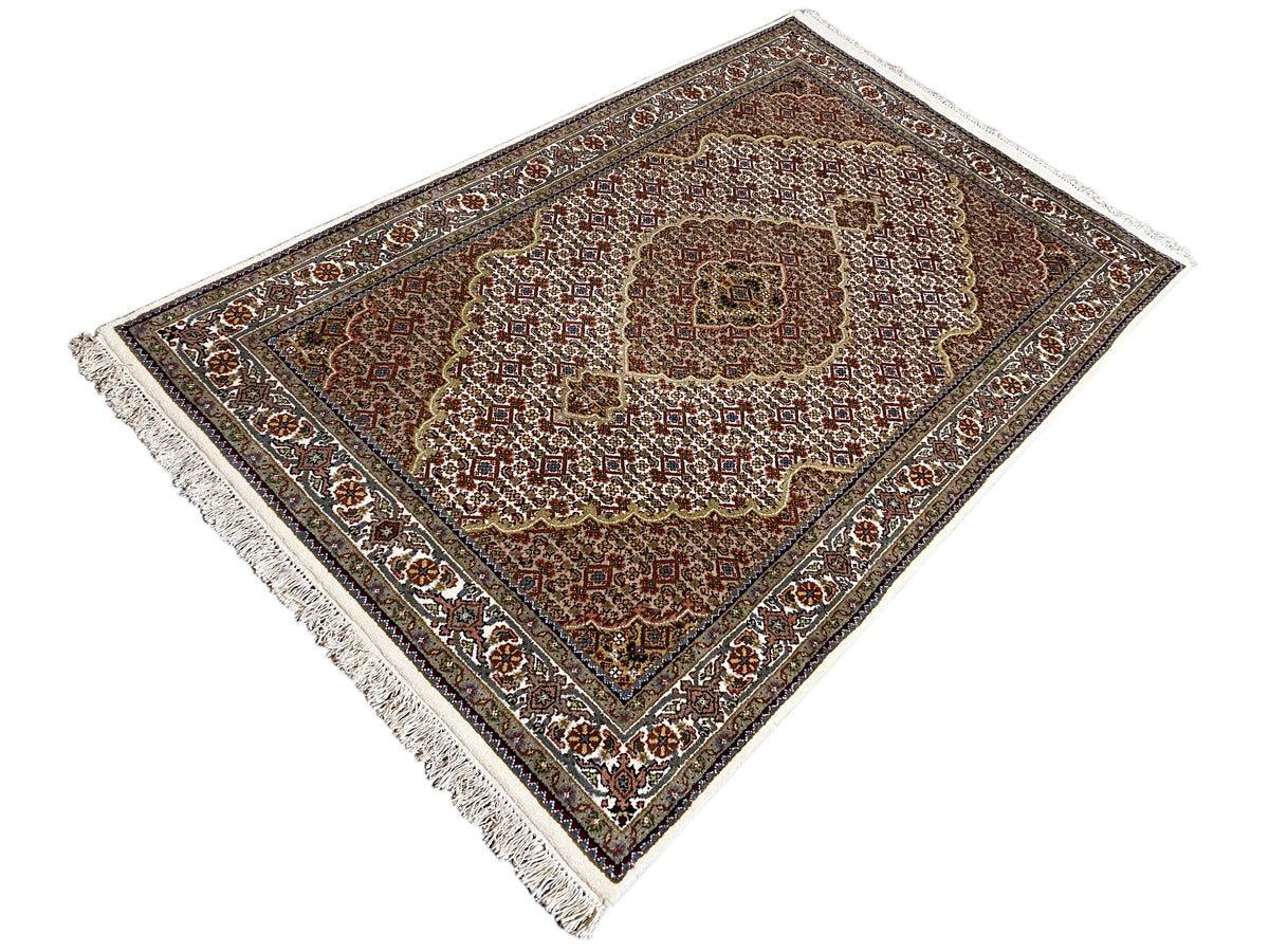 Indo Täbriz Teppich diagonale Ansicht, braun-beige Muster, Fransen