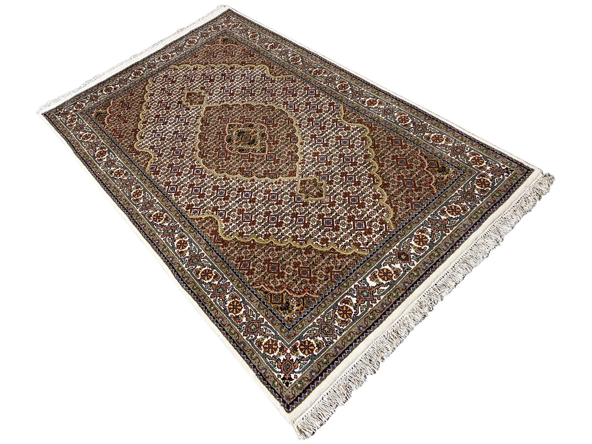 Indo Täbriz Teppich diagonale Ansicht, ornamentales Feldmuster, Fransen