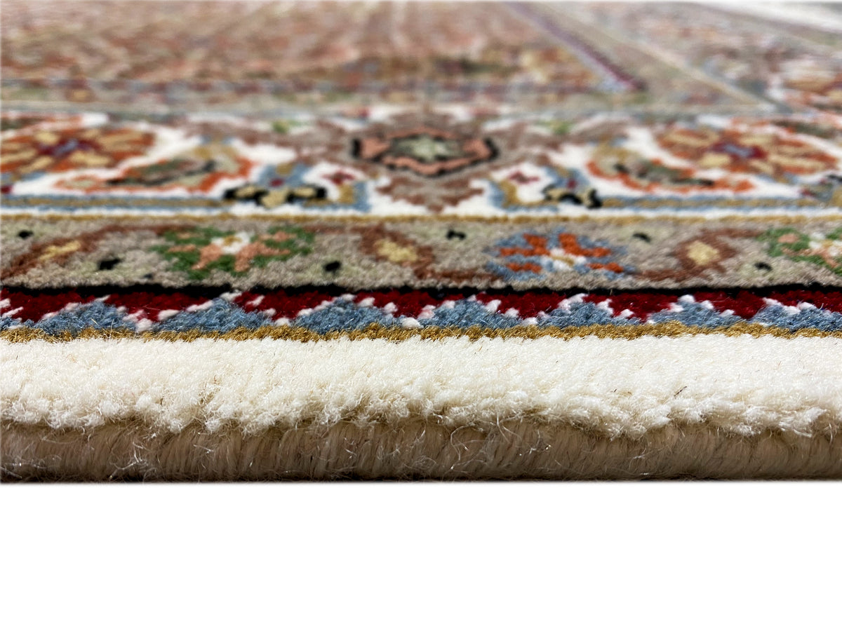 Indo Täbriz Teppich Detail der Bordüre und Fransen, beiger Flor, Farbakzente