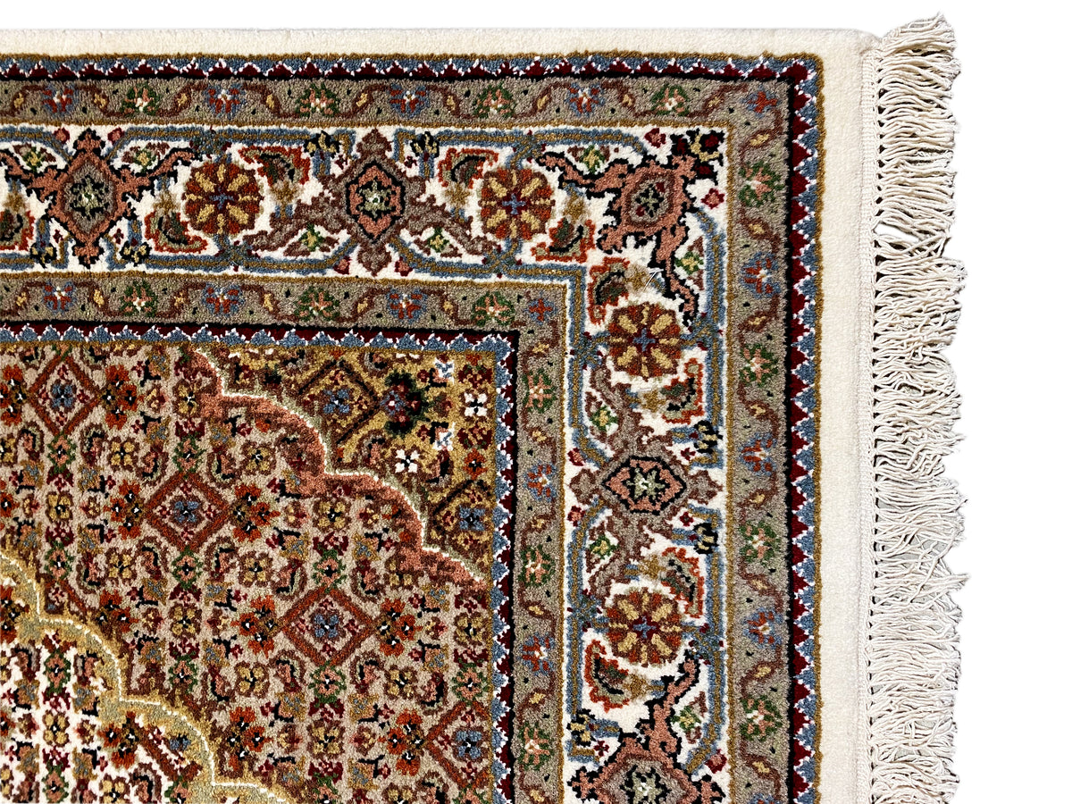 Indo Täbriz Teppich Randdetail mit Ornamenten, Fransen und Bordüre, mehrfarbig