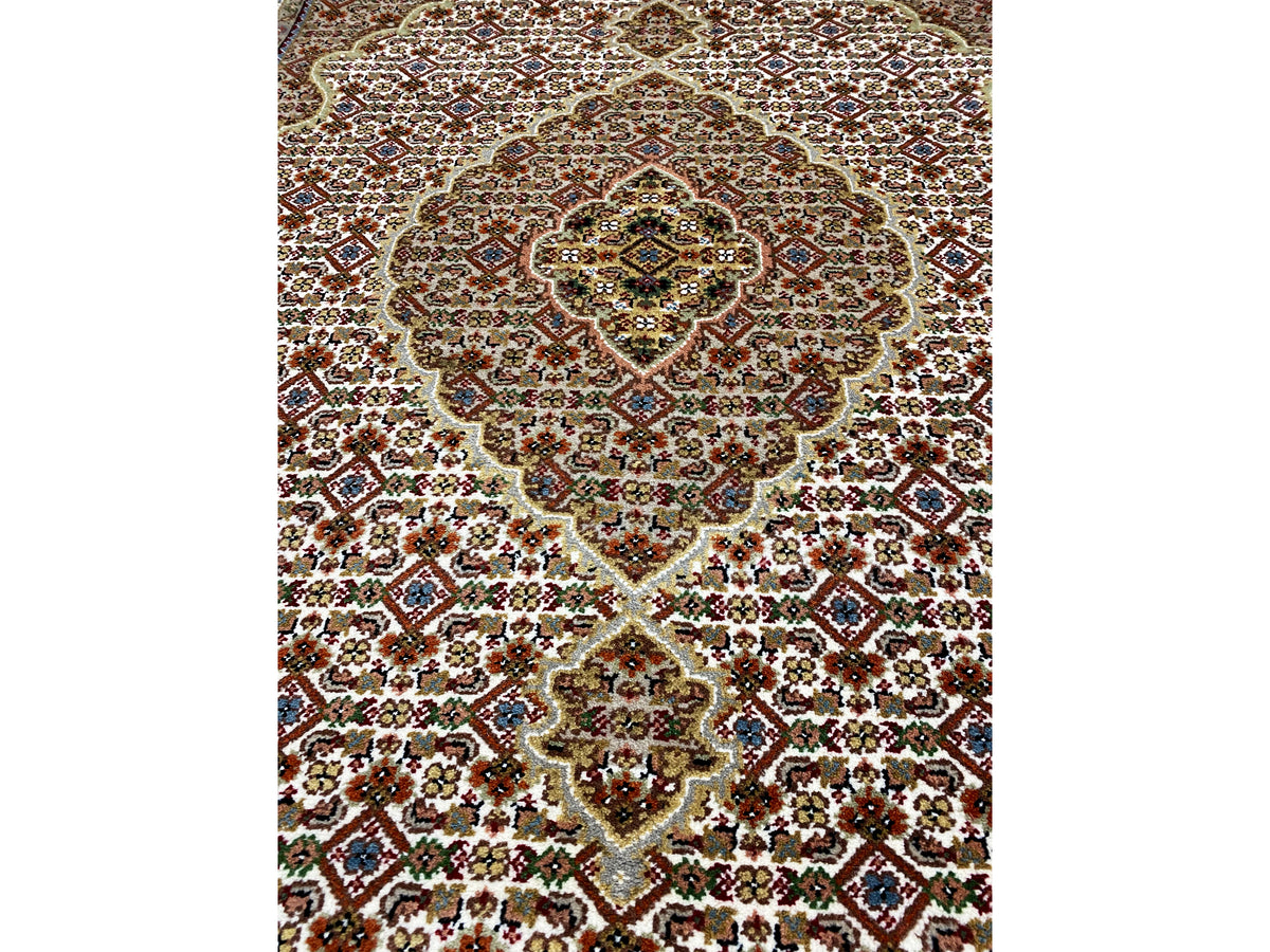Indo Täbriz Teppich von oben, zentrales Medaillon, braun-beige, Muster klar erkennbar