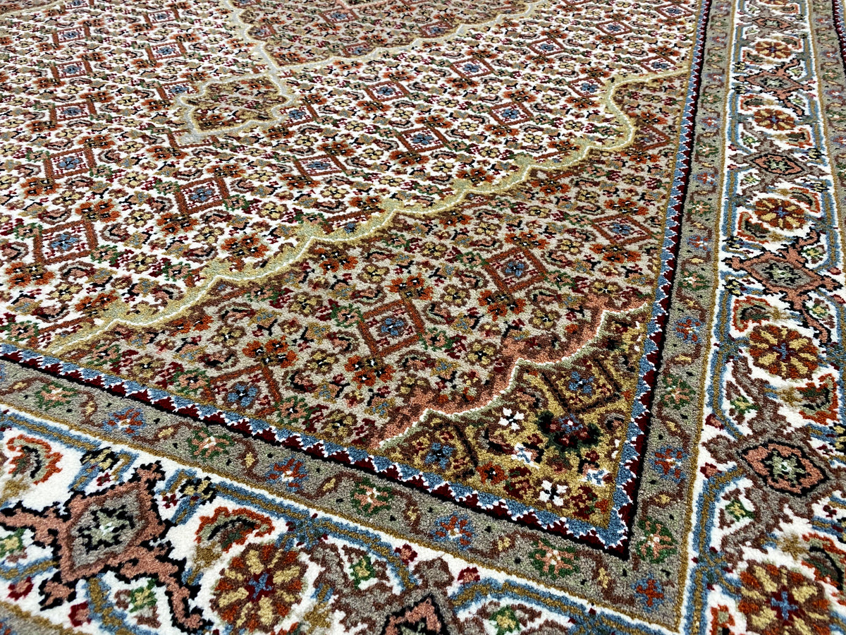 Teppich mit Tabriz-Ornamenten, braun, blau und rot, feines Muster