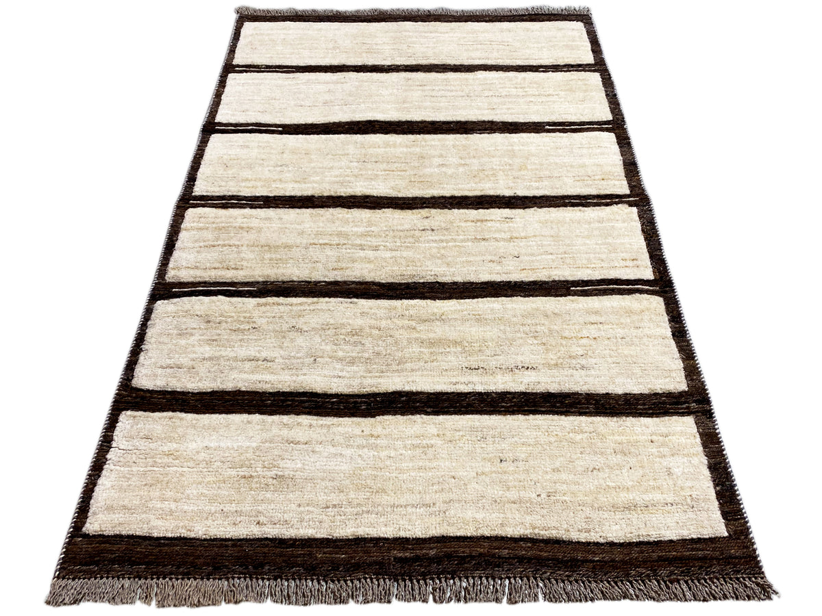 Kelim-Teppich mit gestreiftem Muster in Beige und Dunkelbraun, rechteckig, Rand mit Fransen.