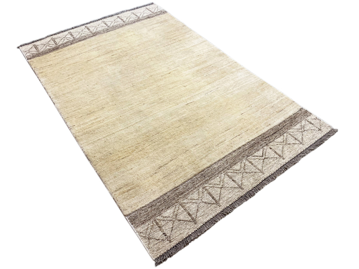 Gabbeh-Kelim-Teppich, cremefarbene Textur mit dunkelbraunem Musterband an der Seitenkante