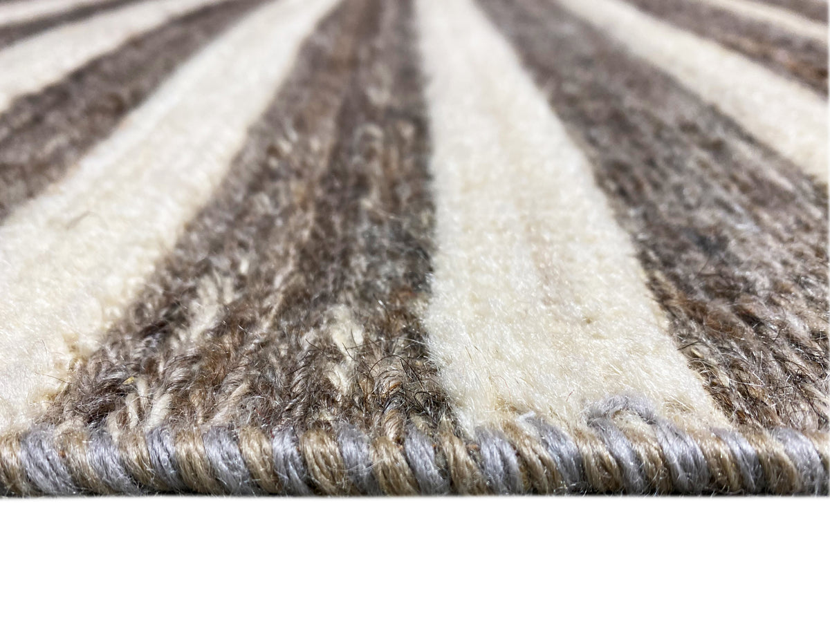 Kelim-Teppich Detail: gewebte Fasern mit gestreiftem Muster in Grau und Beige