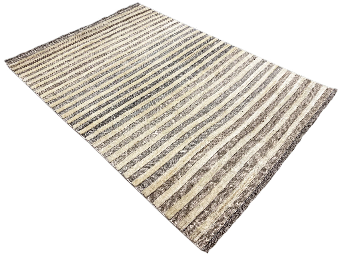 Kelim Teppich quadratisch wirkend, mit schmalen Streifen in Naturbeige und Grau