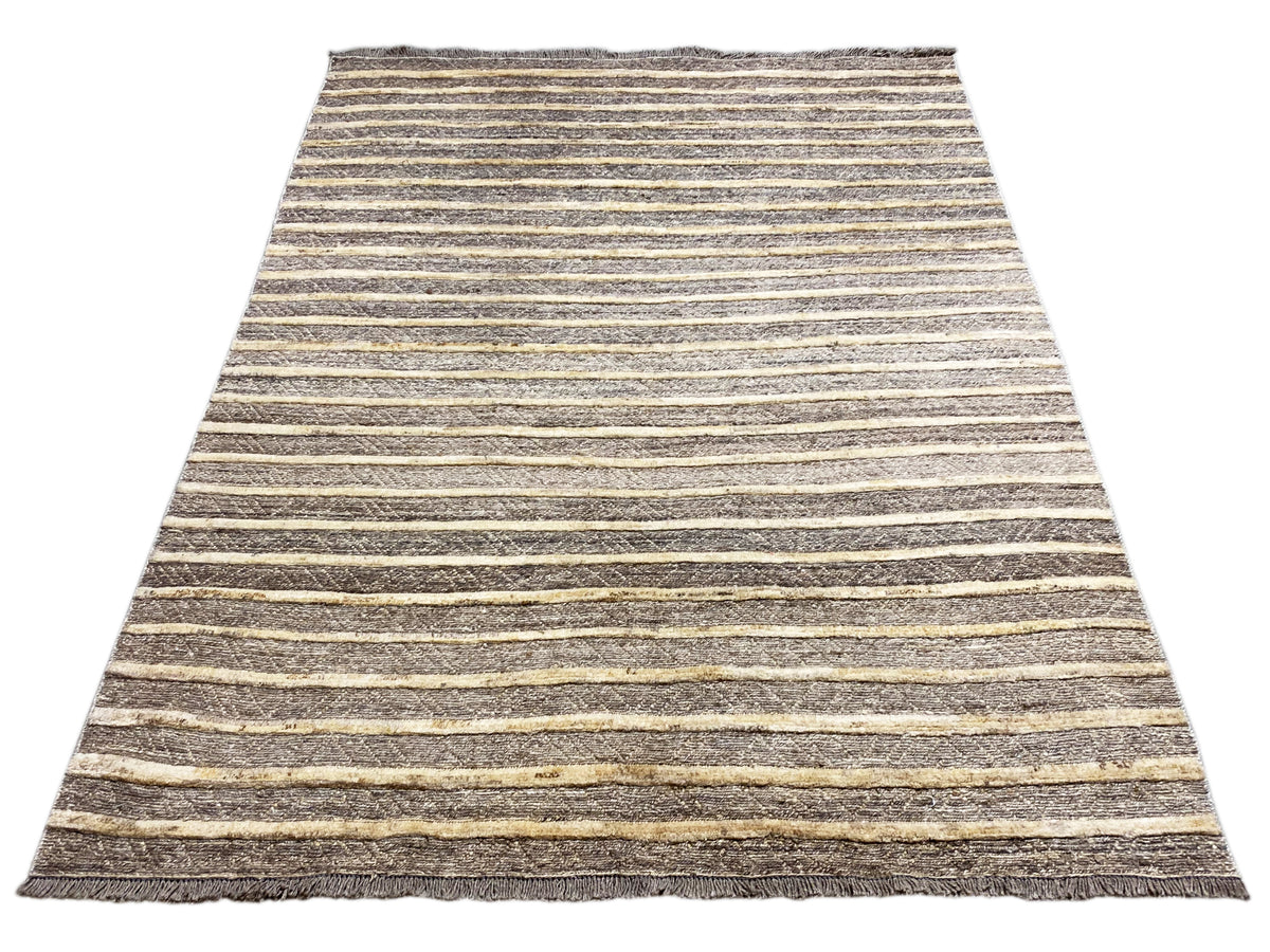 Kelim-Teppich im Großformat mit horizontalen Linien in Grau, Beige und Gelb, gesäumt