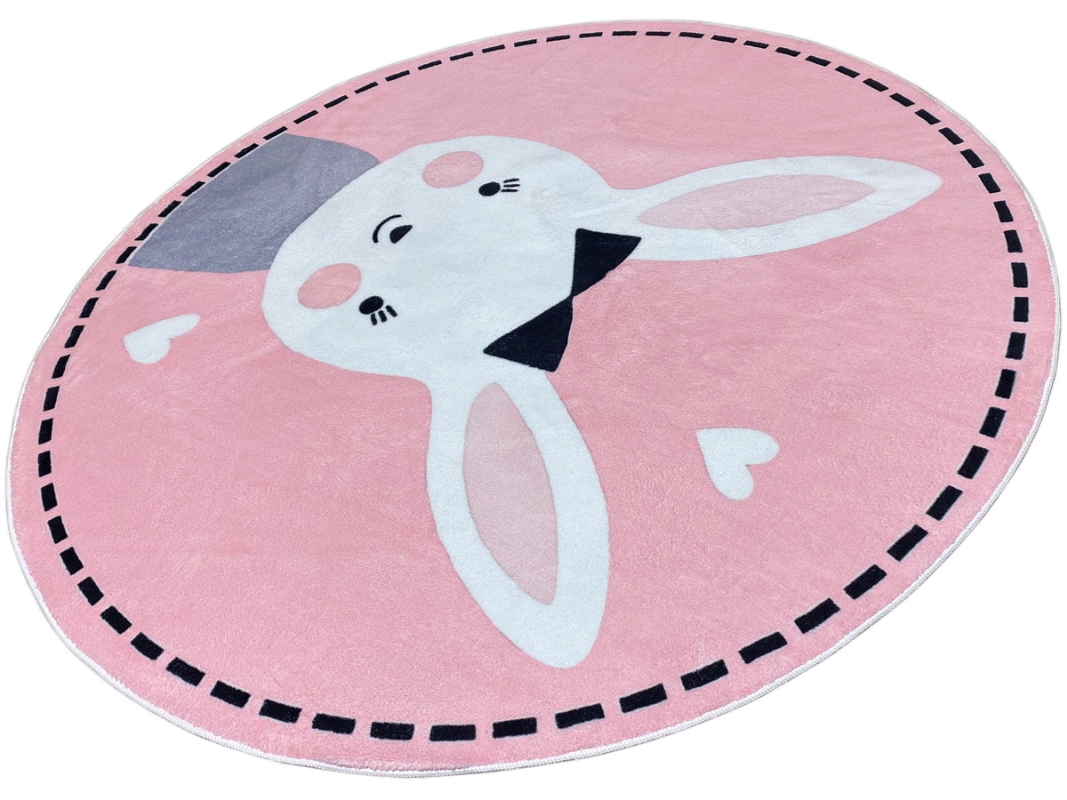Runder Kinderteppich mit Hasenmotiv in Schrägsicht, rosa mit kleinen weißen Herzen