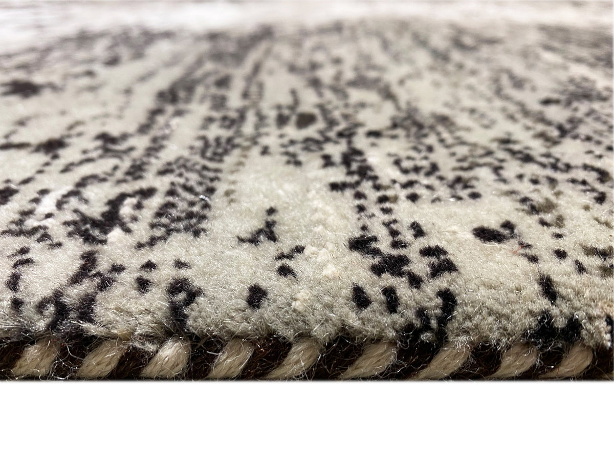 Nahaufnahme vom Rand: Gabbeh-Luri-Teppich 303x250 mit strukturiertem Flor und Muster