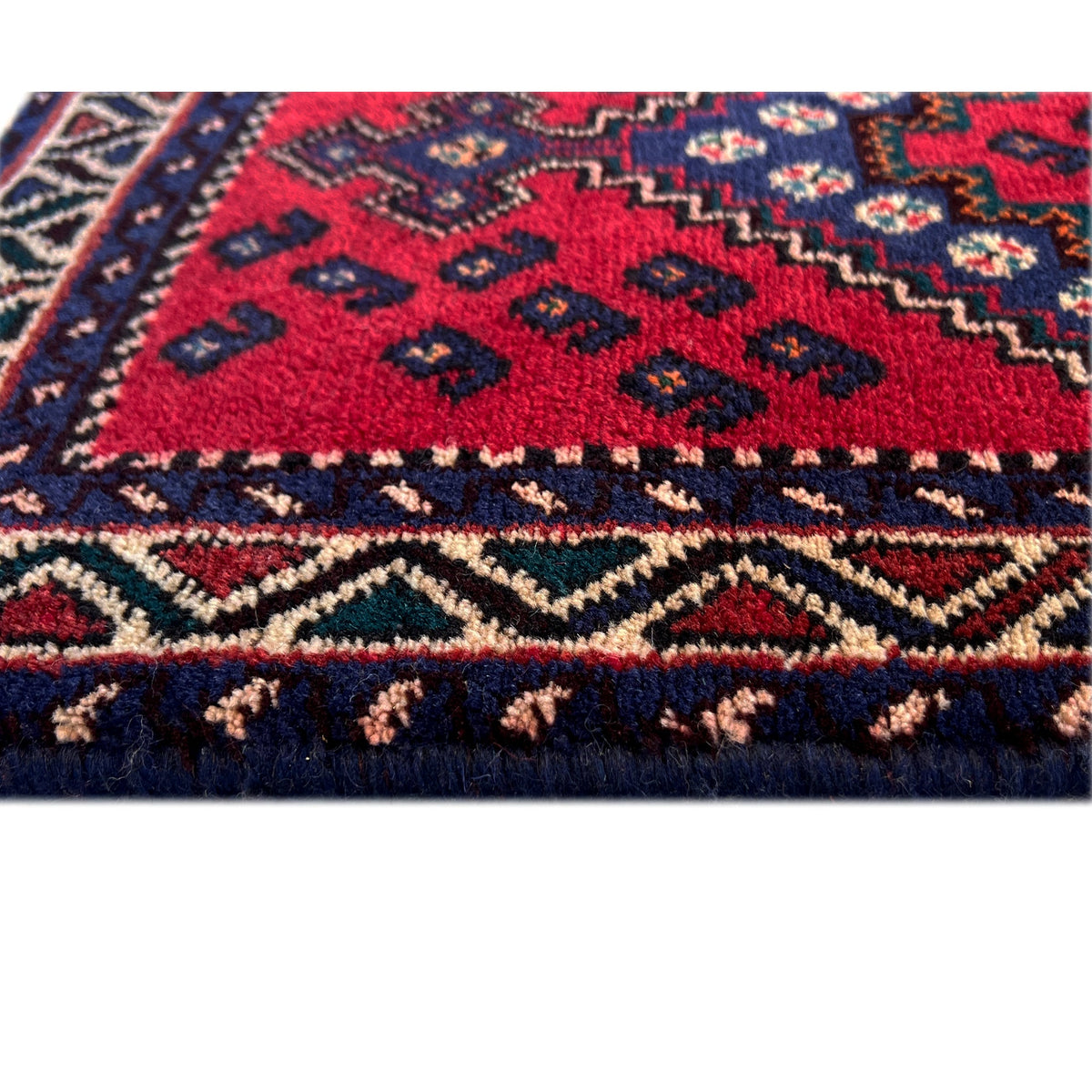 Roter Läuferteppich mit Muster in Dunkelblau, Creme und Zierkanten