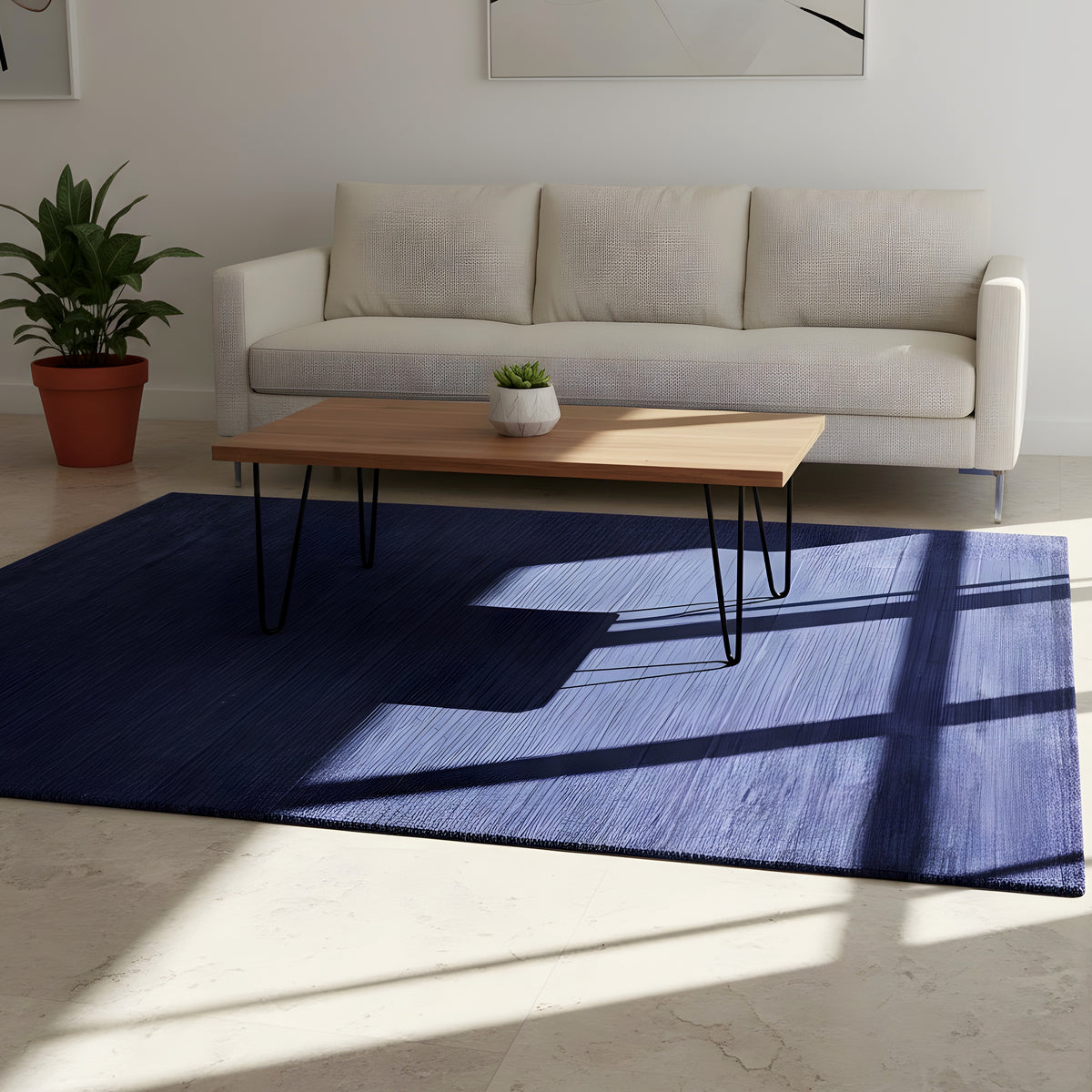 Rechteckiger blauer Teppich mit abstraktem Muster und kontrastreichen Flächen.