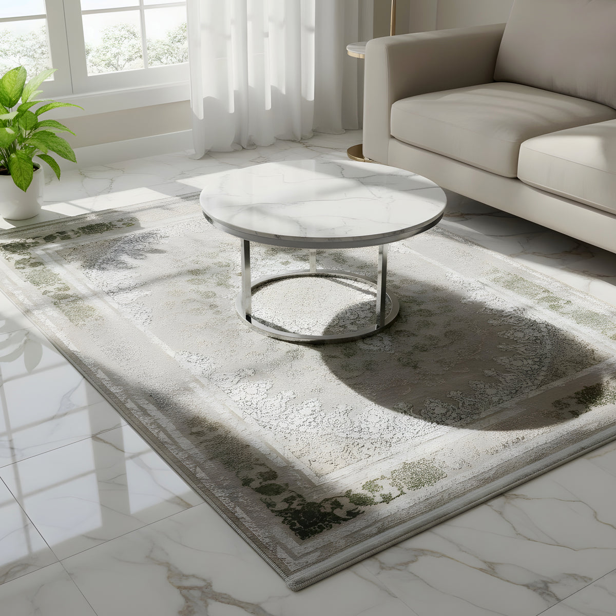 Rechteckiger Teppich mit silber-cremener Ornamentik und grünen Dekorbereichen