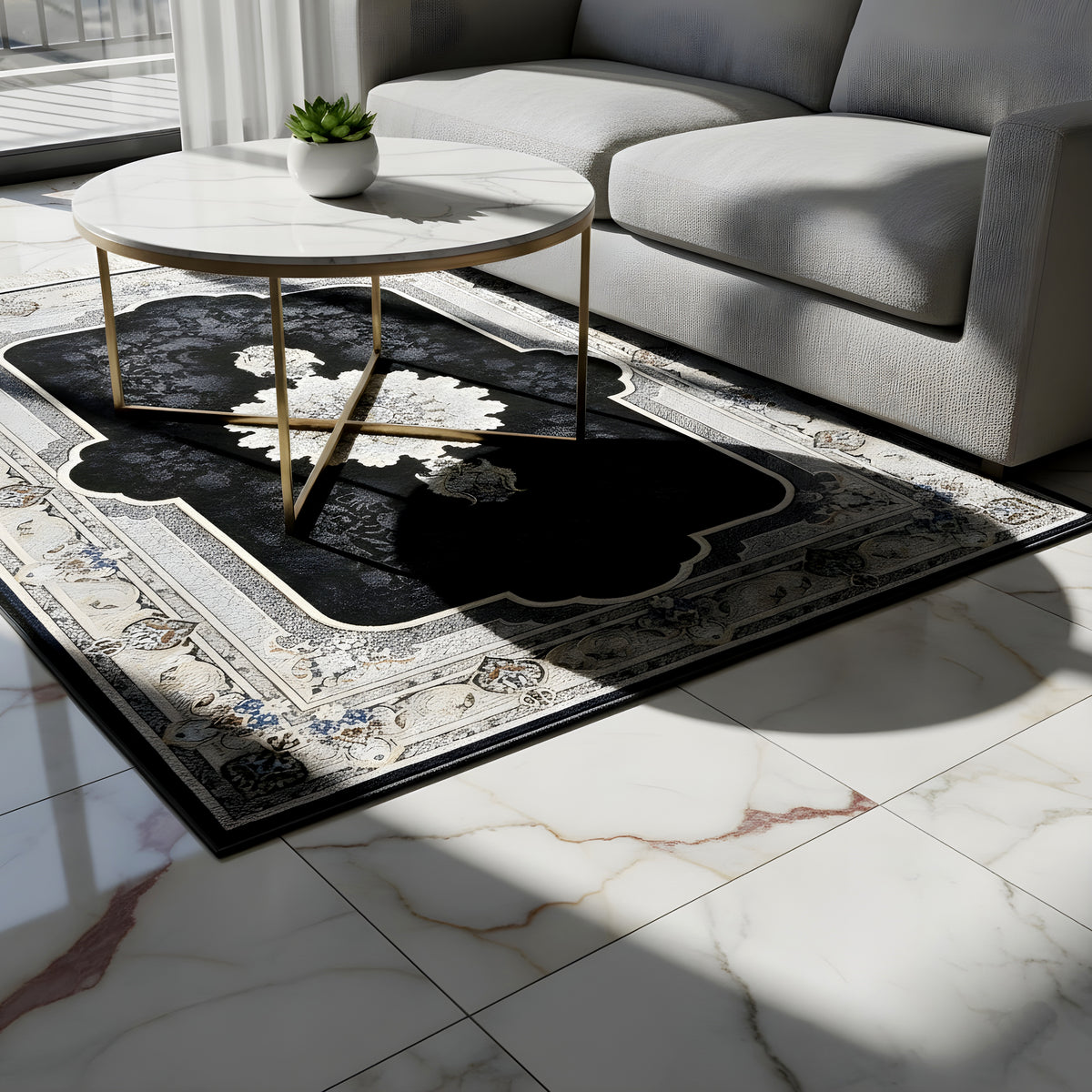 Teppich 160x230 cm in Schwarz mit Ornamentmuster auf hellem Boden vor Sofa