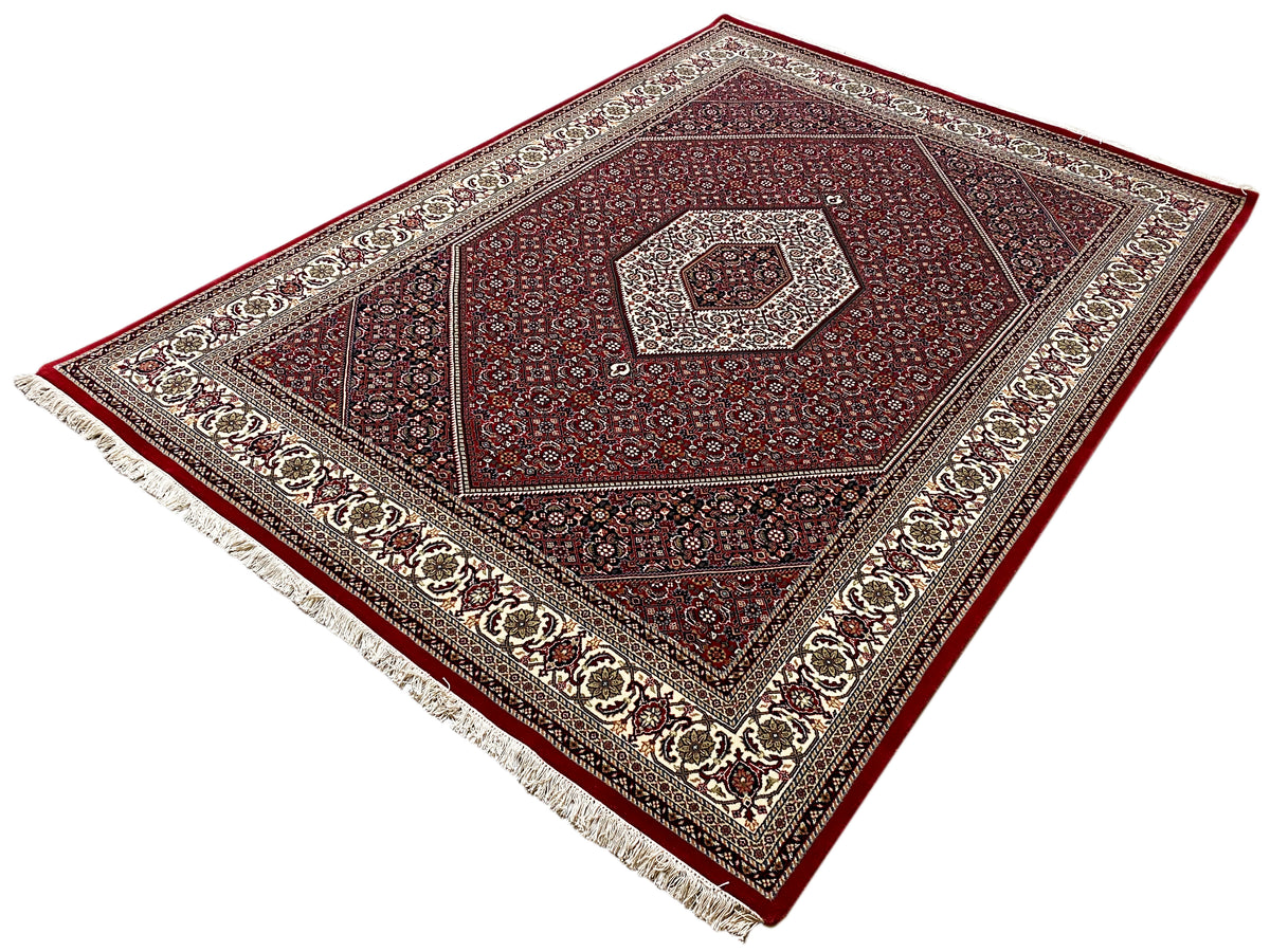 Roter Bidjar-Teppich mit Mittelmedaillon, Zierbordüre und Fransen, ca. 244x173 cm