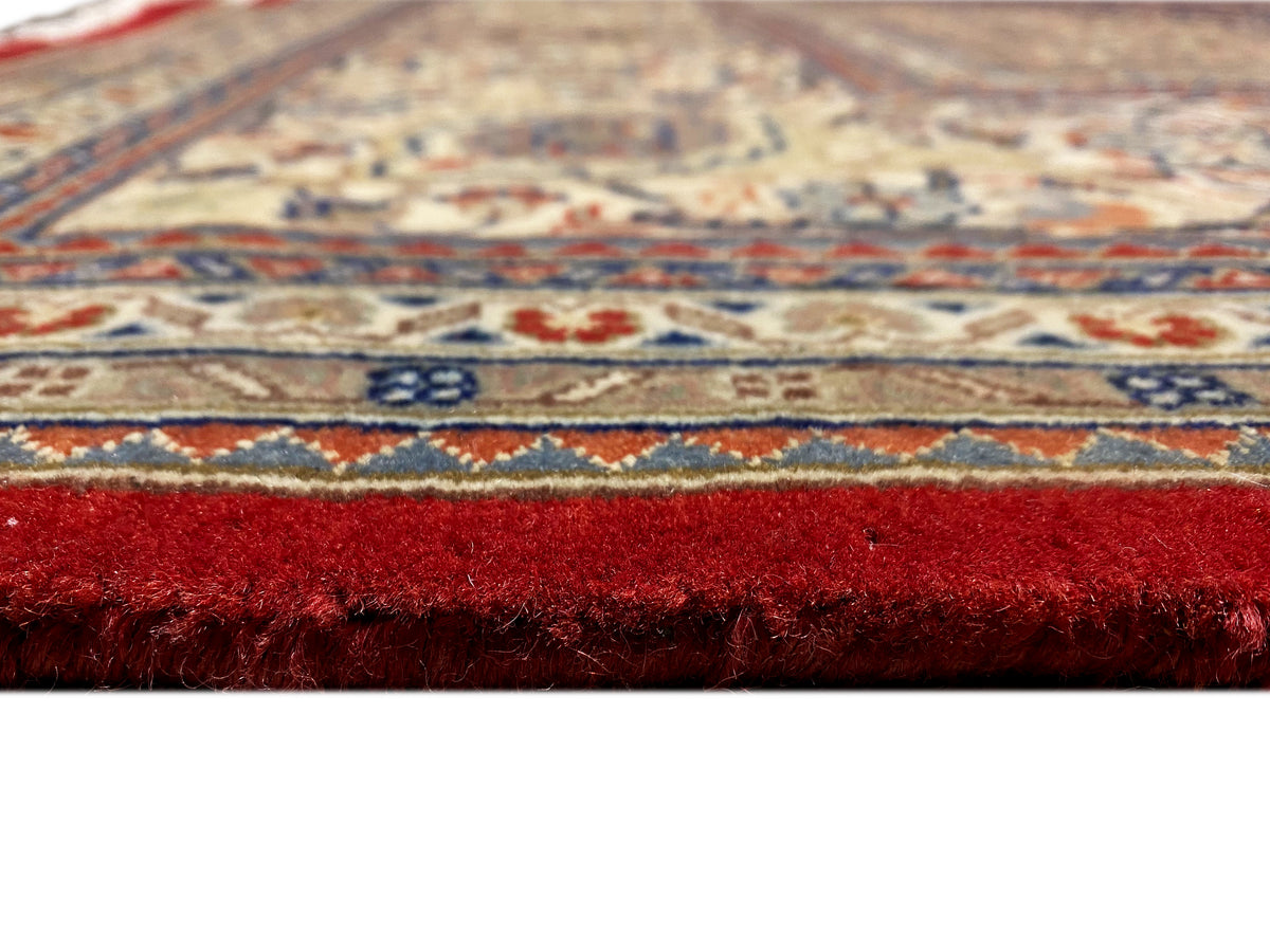 Bidjar Teppich mit rotem Rand, feiner Flor und geometrischem Muster im Detail