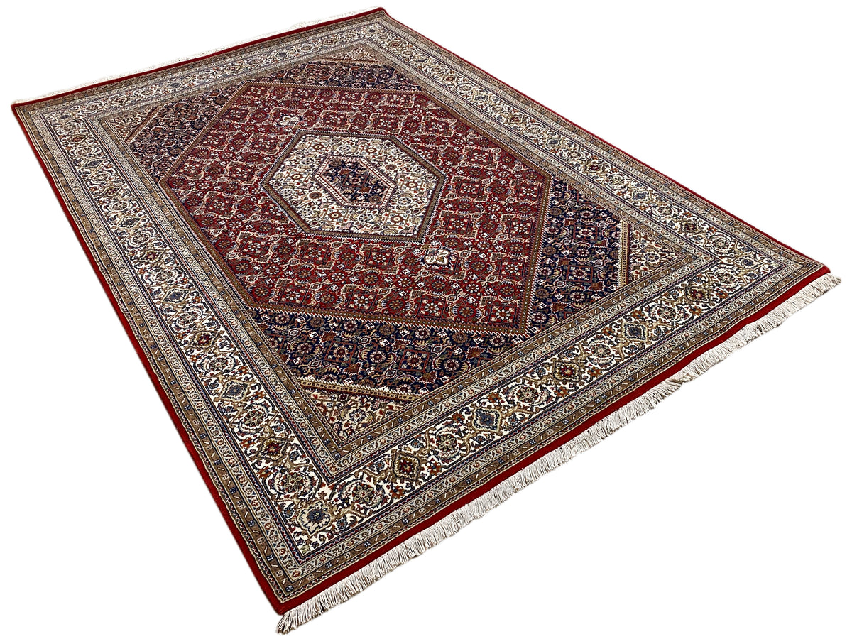 Quadratischer Teppich mit Bordüre, rotem Mittelmedaillon und blau-beigem Muster