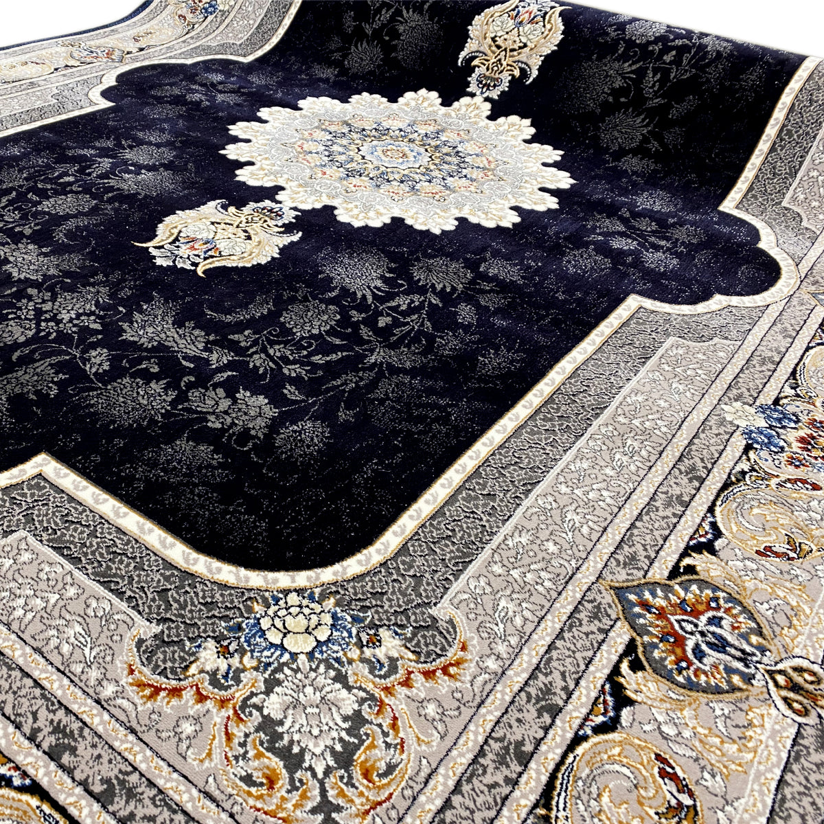 Detailansicht: Schwarzer Teppich mit Musterblüten, floralen Ornamenten und Bordüren