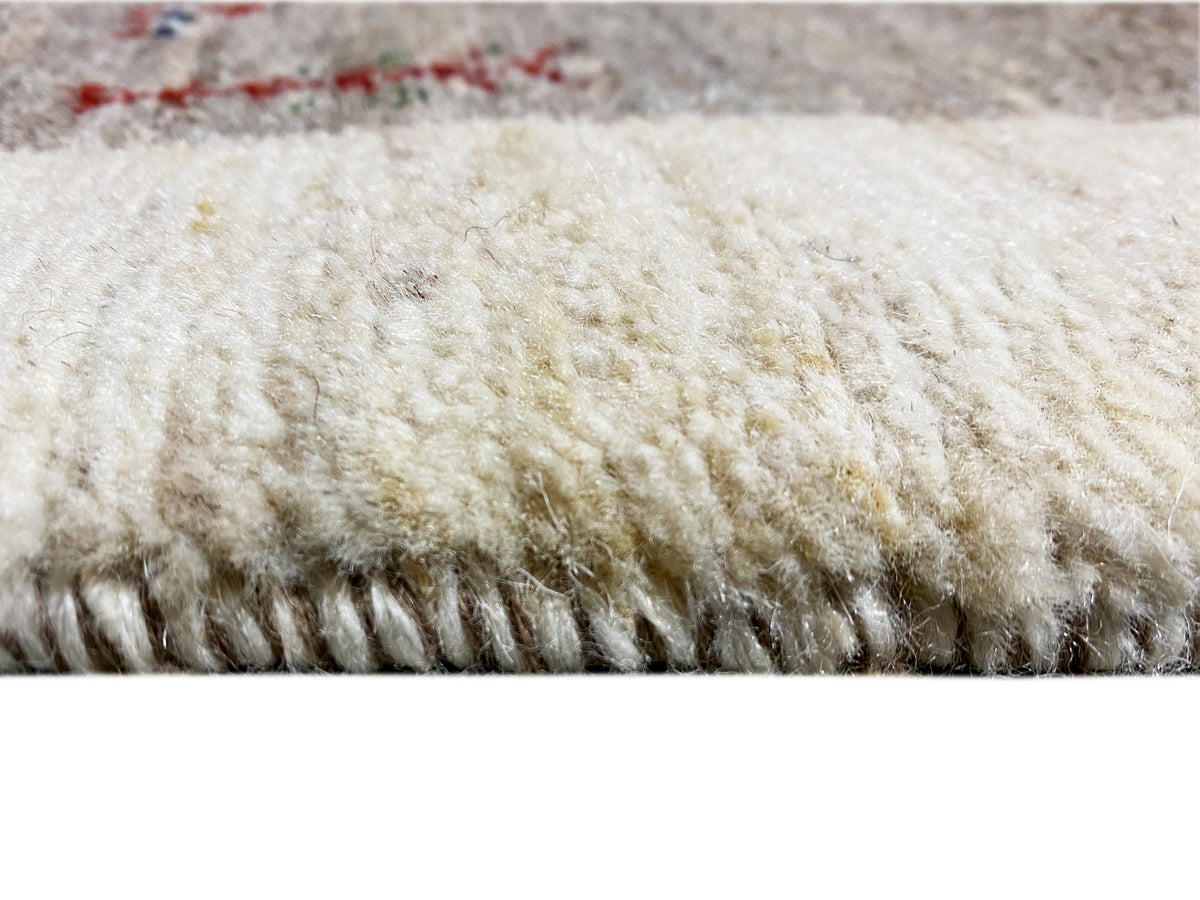 Gabbeh-Läufer Teppich mit hellem, flauschigem Flor und dunkler Fransenborte.