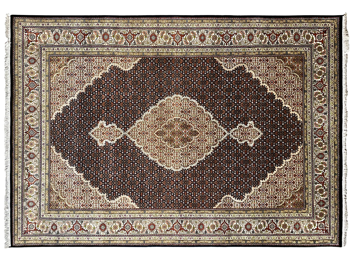 Brauner Indo-Tabriz Teppich mit dunklem Ornamentfeld und hellen Rauten, Ansicht nah